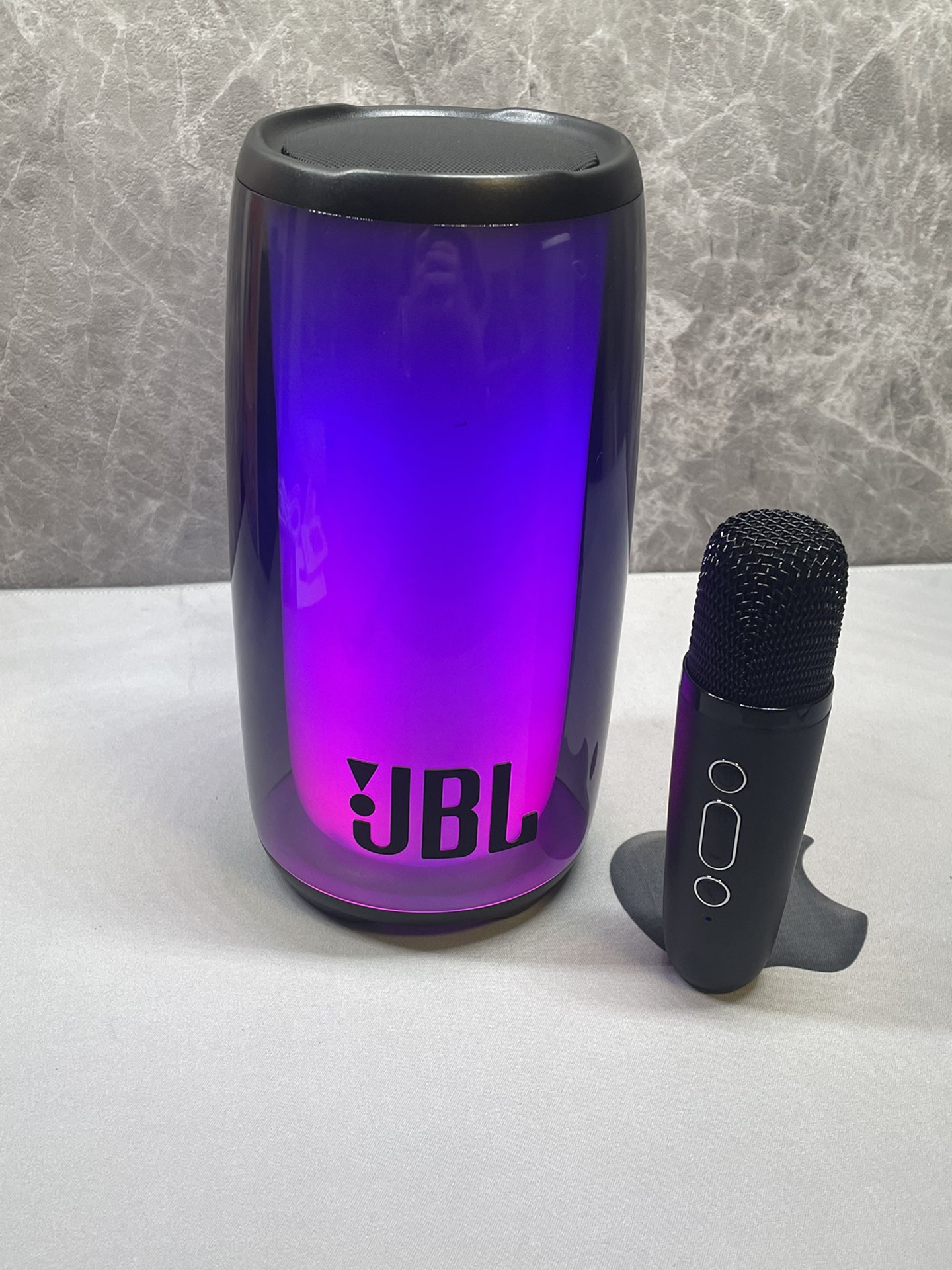 新款上架‼️
JBL脉动6 蓝牙音响 工厂直批💰170

全新更新脉动6蓝牙音箱 带麦克风话筒 K歌神器
自带氛围灯 小型聚会 开会 户外活动必备单品 
麦克风有效距离10米 足够日常小型会议活动需求
带智能语音助手 麦克风自带变声器❗️
按照说明书下载对应app 可激活语音助手功能 语音对话 语音点歌 语音导航 语音打电话 超级方便❗️
支持蓝牙连接 内存卡 电脑连接 多种连接方式
➕➖键（按一下切歌 长按调节大小声）
🔆灯光键 短按此键可切换灯光模式 
M键 长按TWS 短按模式切换
售后：机身膜不撕 不刮花 包装完整15天可退换 保修三个月‼️