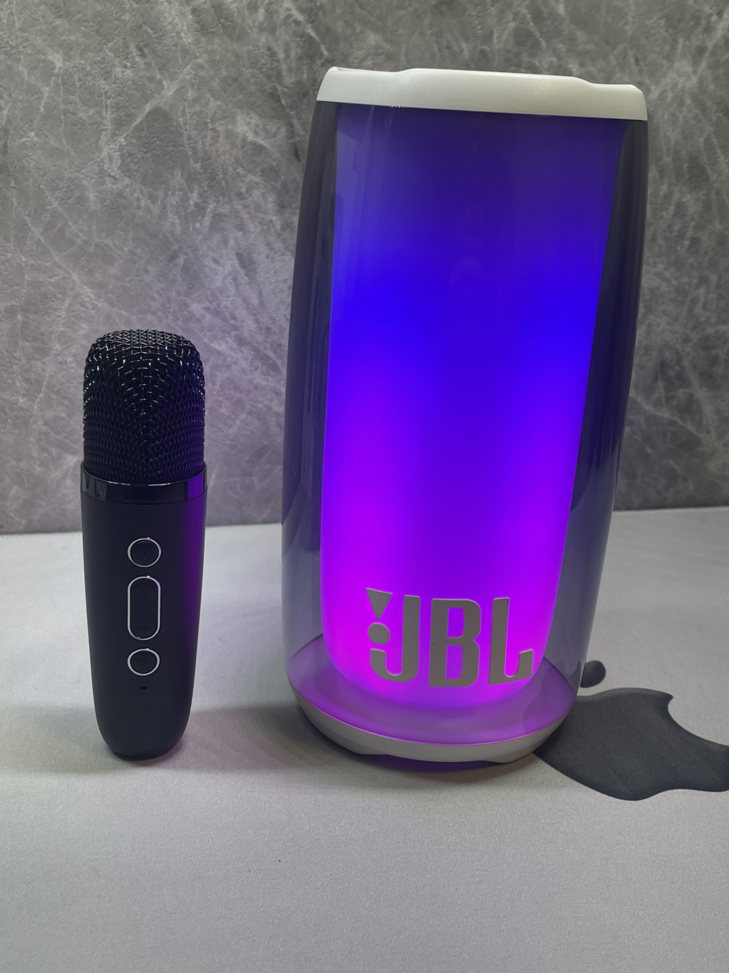 新款上架‼️
JBL脉动6 蓝牙音响 工厂直批💰170

全新更新脉动6蓝牙音箱 带麦克风话筒 K歌神器
自带氛围灯 小型聚会 开会 户外活动必备单品 
麦克风有效距离10米 足够日常小型会议活动需求
带智能语音助手 麦克风自带变声器❗️
按照说明书下载对应app 可激活语音助手功能 语音对话 语音点歌 语音导航 语音打电话 超级方便❗️
支持蓝牙连接 内存卡 电脑连接 多种连接方式
➕➖键（按一下切歌 长按调节大小声）
🔆灯光键 短按此键可切换灯光模式 
M键 长按TWS 短按模式切换
售后：机身膜不撕 不刮花 包装完整15天可退换 保修三个月‼️