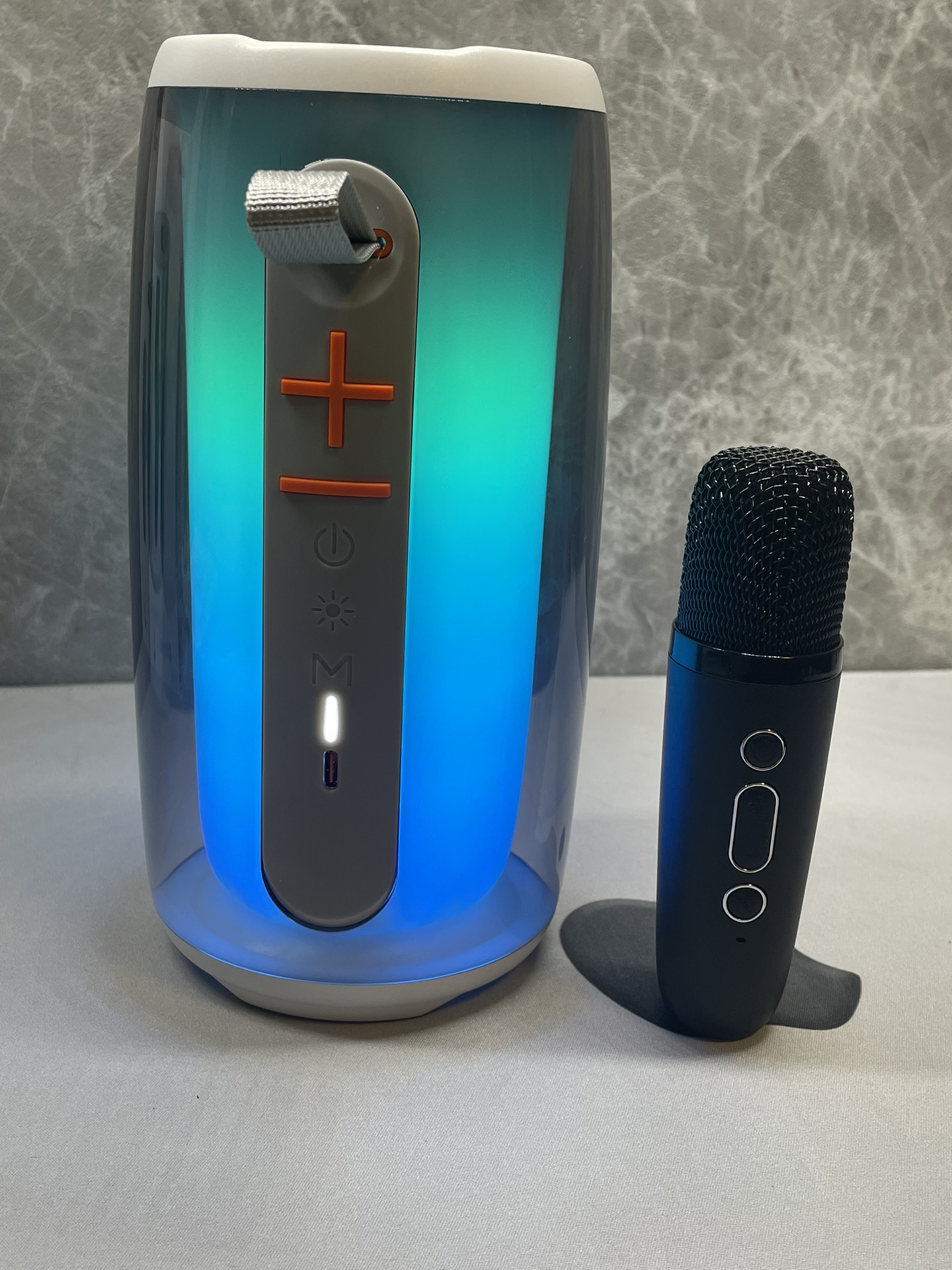 新款上架‼️
JBL脉动6 蓝牙音响 工厂直批💰170

全新更新脉动6蓝牙音箱 带麦克风话筒 K歌神器
自带氛围灯 小型聚会 开会 户外活动必备单品 
麦克风有效距离10米 足够日常小型会议活动需求
带智能语音助手 麦克风自带变声器❗️
按照说明书下载对应app 可激活语音助手功能 语音对话 语音点歌 语音导航 语音打电话 超级方便❗️
支持蓝牙连接 内存卡 电脑连接 多种连接方式
➕➖键（按一下切歌 长按调节大小声）
🔆灯光键 短按此键可切换灯光模式 
M键 长按TWS 短按模式切换
售后：机身膜不撕 不刮花 包装完整15天可退换 保修三个月‼️