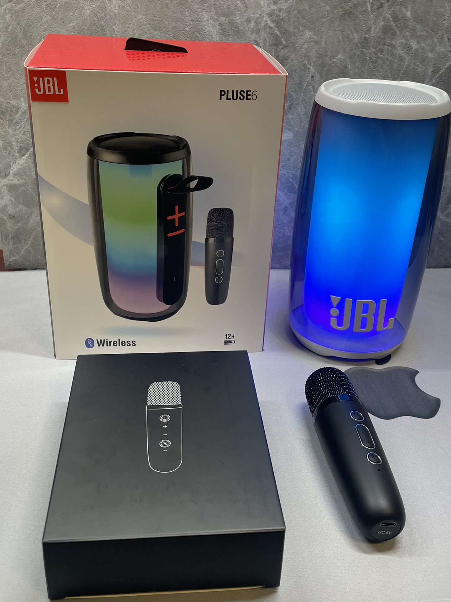 新款上架‼️
JBL脉动6 蓝牙音响 工厂直批💰170

全新更新脉动6蓝牙音箱 带麦克风话筒 K歌神器
自带氛围灯 小型聚会 开会 户外活动必备单品 
麦克风有效距离10米 足够日常小型会议活动需求
带智能语音助手 麦克风自带变声器❗️
按照说明书下载对应app 可激活语音助手功能 语音对话 语音点歌 语音导航 语音打电话 超级方便❗️
支持蓝牙连接 内存卡 电脑连接 多种连接方式
➕➖键（按一下切歌 长按调节大小声）
🔆灯光键 短按此键可切换灯光模式 
M键 长按TWS 短按模式切换
售后：机身膜不撕 不刮花 包装完整15天可退换 保修三个月‼️