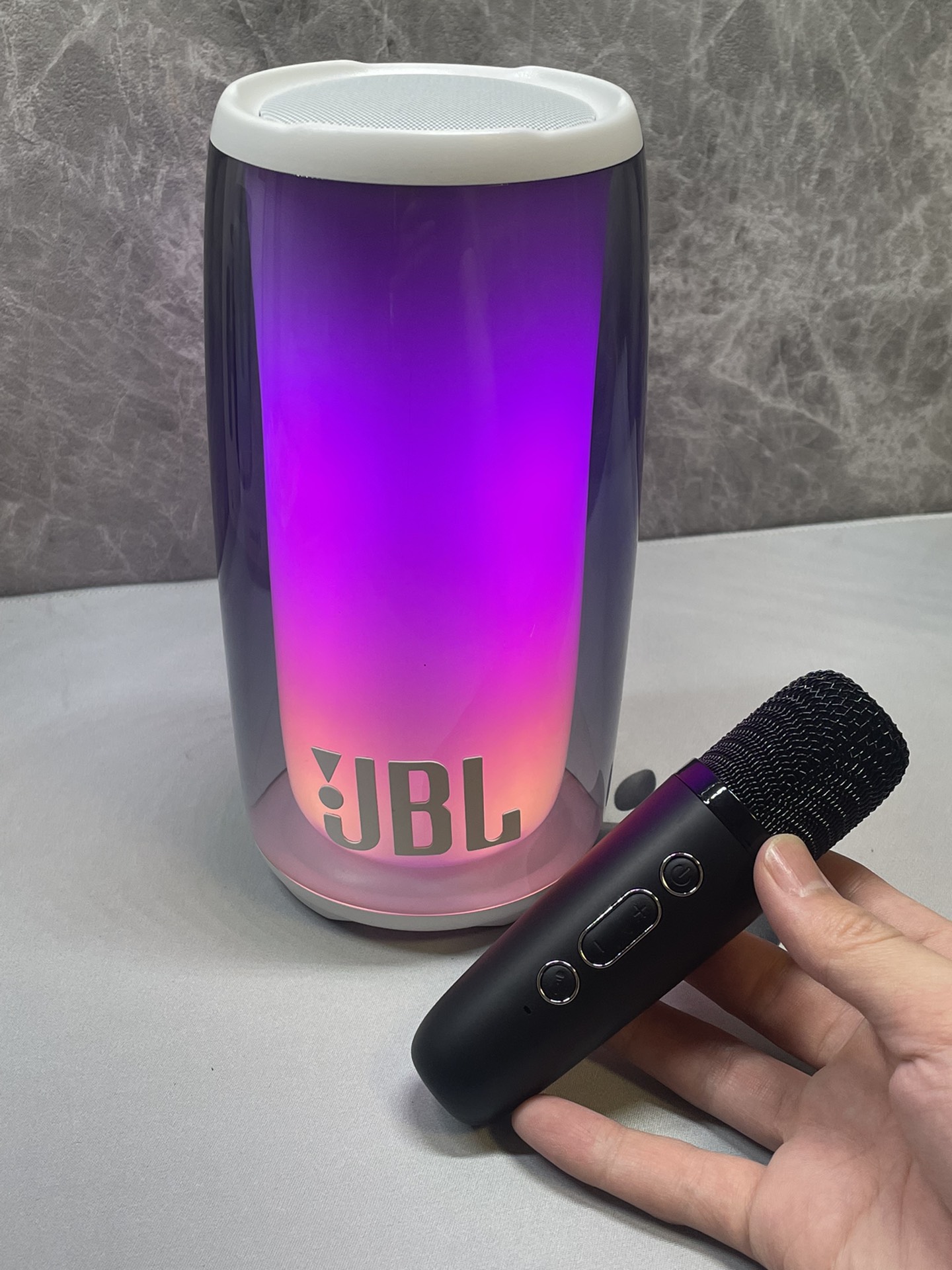 新款上架‼️
JBL脉动6 蓝牙音响 工厂直批💰170

全新更新脉动6蓝牙音箱 带麦克风话筒 K歌神器
自带氛围灯 小型聚会 开会 户外活动必备单品 
麦克风有效距离10米 足够日常小型会议活动需求
带智能语音助手 麦克风自带变声器❗️
按照说明书下载对应app 可激活语音助手功能 语音对话 语音点歌 语音导航 语音打电话 超级方便❗️
支持蓝牙连接 内存卡 电脑连接 多种连接方式
➕➖键（按一下切歌 长按调节大小声）
🔆灯光键 短按此键可切换灯光模式 
M键 长按TWS 短按模式切换
售后：机身膜不撕 不刮花 包装完整15天可退换 保修三个月‼️