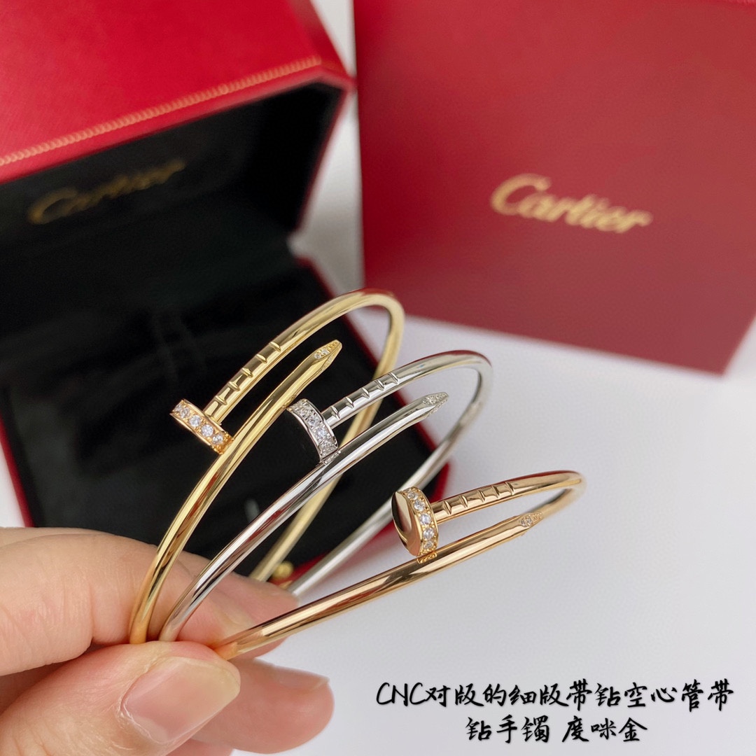 Cartier Juste un Clou bracelet en V gold, minimaliste et personnalisé, à porter en superposition - qualité supérieure