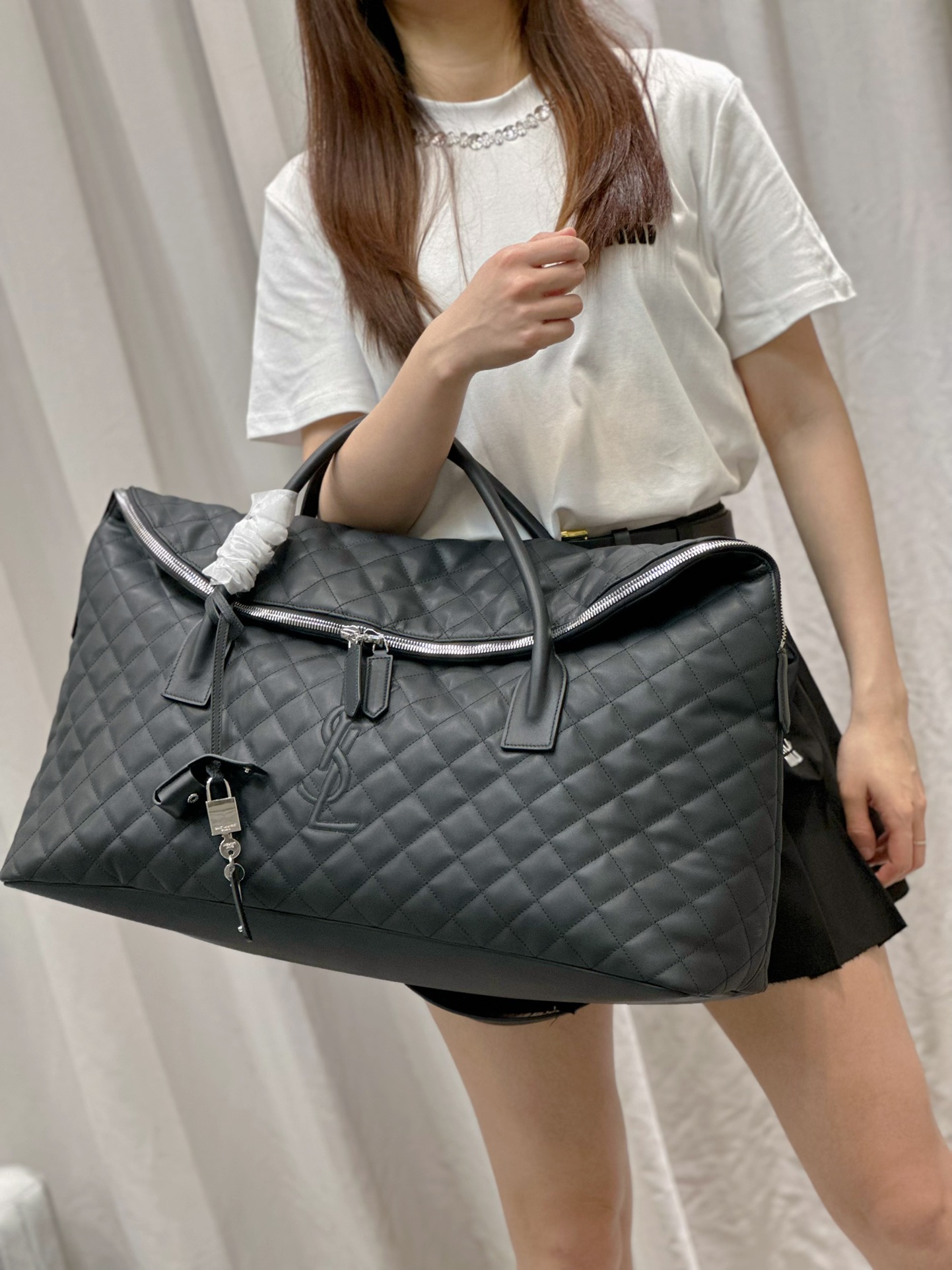 Saint Laurent I love large travel bags, Ysl ES travel bagblack silver buckle. I am fascinated by the straightforward luggage. The journey is fill