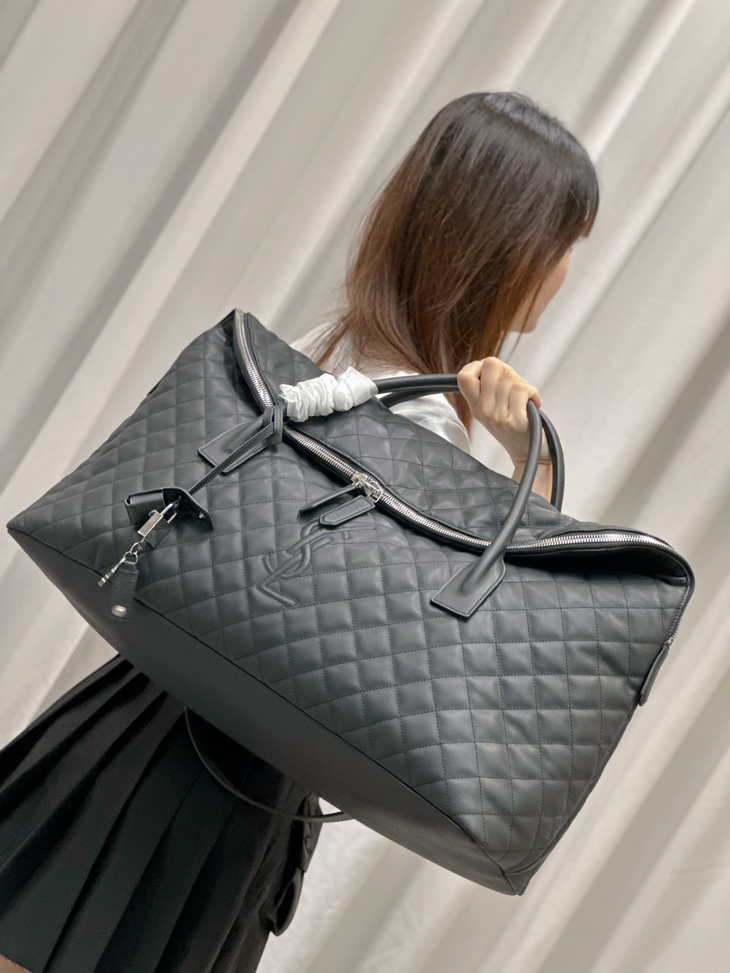 Saint Laurent I love large travel bags, Ysl ES travel bagblack silver buckle. I am fascinated by the straightforward luggage. The journey is fill