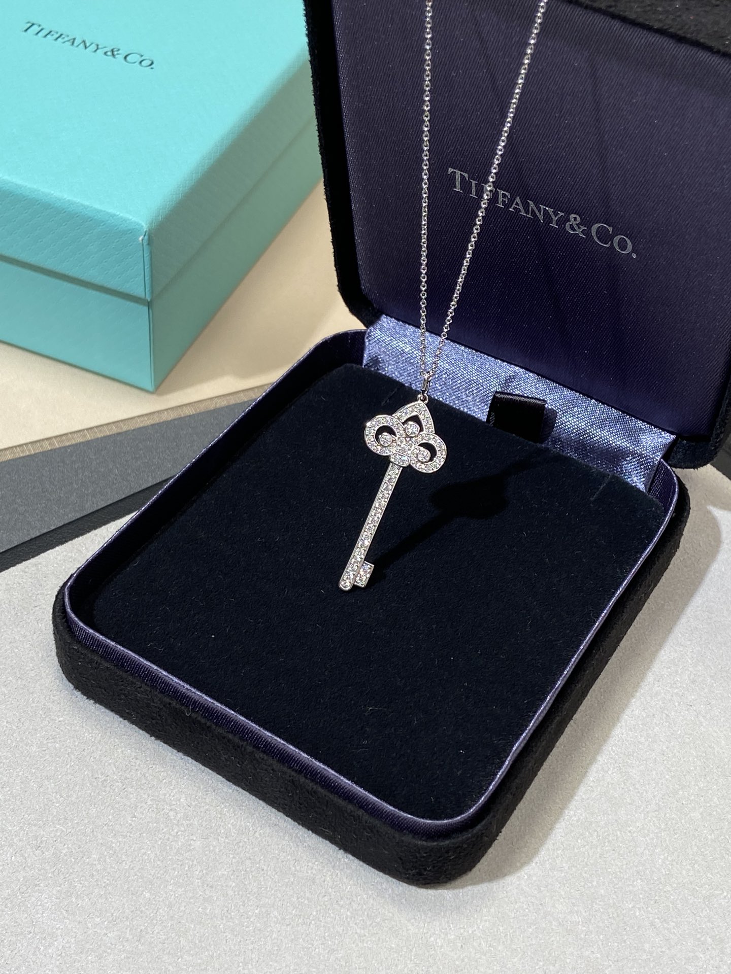 NO:632541,Fleur de Lis key necklace, the only one developed by ZP in the jewelry category, can be customized with real gold and real diamonds. The Fleur de Lis key pendant is like a beacon guiding people to optimism and hope. The Keys series symbolizes a bright future. The bright diamonds add unique charm to the pendant, praising the wisdom, joy and optimism of life. As a classic design for self-expression, Keys  Speak for independence, confidence and strength. The material is a silver-plated palladium chain v-gold palladium-plated pendant. Each diamond is an imported 5a high-carbon diamond from Hearts and Arrows. The standard configuration is a 45cm long chain. You can choose a 60cm chain. The 60cm chain can be used as a sweater chain. If you choose a 60cm chain, 88240, sweaters, necklace, Cardia high-end jewelry19860909鸢尾花钥匙项链 ,认准唯一一购入珠宝类ZP开发的,可订做真金真钻,Fleur de Lis 钥匙吊坠犹如明灯指引人们通向乐观与希望, Keys 系列象征着光明的未来.璀璨钻石为吊坠增添独特魅力,赞颂生命的智慧、喜悦与乐观精神,作为自我表达的经典设计,Keys 为独立、自信与力量发声.材质采用银镀钯金链子v金镀钯金吊坠每颗钻都是八心八箭进口5a高碳钻 标配是45cm长的链条,可以选择60cm的链条,60cm的链条可以当毛衣链使用,如果选择60cm的链条,88240,,sweaters,necklace,卡迪亚高端饰品,Jewelry