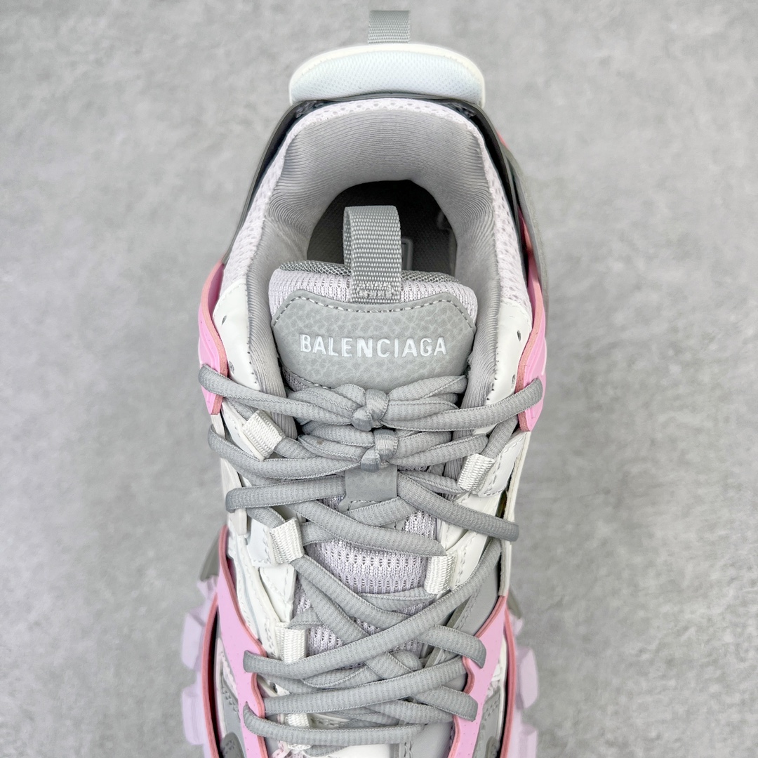 图片[5]-💰460 ＃VG零售版 BALENCIAGA Track Led Trainers 巴黎世家复古灯鞋潮流百搭老爹鞋 充电接口处在Track下方电池容量：单次充电满充可使用16-20小时 在后跟位置增加了可充电 LED 灯带的部分 只需单击「Track」键即可点亮 并设有红、黄、蓝、绿、紫等 11 种不同的灯光模式 大大增加了鞋款的吸睛度 而电量耗尽之后则需要通过附赠的充电线进行充电 成份：47%涤纶 40%聚氨酯纤维 13%Nylon 采用尼龙和网眼布制成 100%不含皮革 尺码饰于足尖 鞋后跟压印Track字样 外底正面压印BB标识 外侧印有Balenciaga印花 鞋舌压印Balenciaga标识 双鞋带以常规方式打结 后帮及鞋舌配有拉环鞋提 动态鞋底设计 为双脚带来后续的助力 50毫米鞋弓 水洗做旧风格 中国制造 此商品提供Balenciaga防尘袋和包装盒 全套原纸板楦头开发 最原汁原味的灵魂版型 全鞋荧光划线卡点 胶水把控整洁度追求极致完美 每一双都是工艺品 多重QC质检 超越公司货的品控标准 实实在在的免检产品 原盒原配 正确字体电绣 粗细、位置、大小正确 侧边TPU 透气孔匹配意产原版 正确分离大底 TPU软底 原版一致大底LOGO 立体感十足 原厂皮料水洗做旧 采购原厂网纱 正常尺码 尺码：35 36 37 38 39 40 41 42 43 44 45 46 编码：by5936030-运动鞋