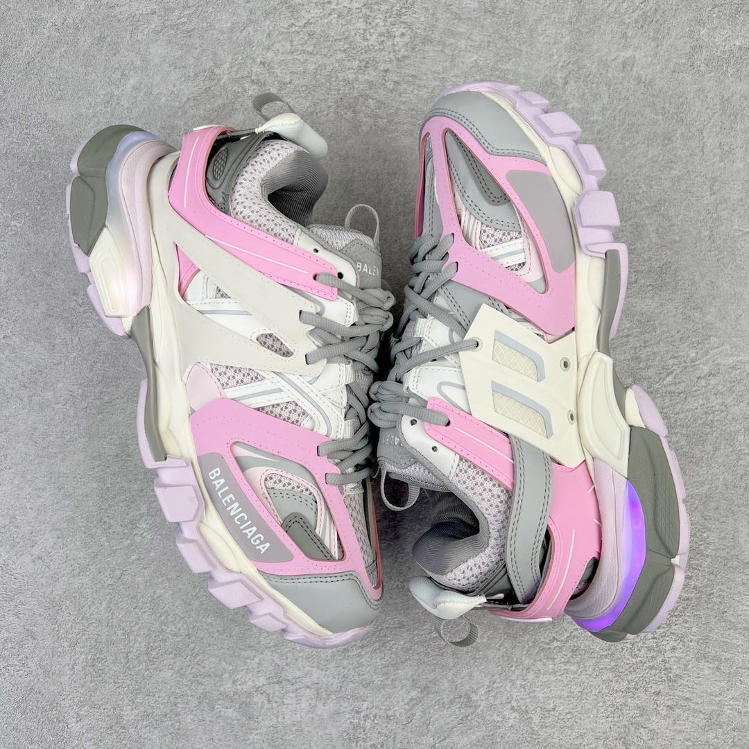 图片[3]-💰460 ＃VG零售版 BALENCIAGA Track Led Trainers 巴黎世家复古灯鞋潮流百搭老爹鞋 充电接口处在Track下方电池容量：单次充电满充可使用16-20小时 在后跟位置增加了可充电 LED 灯带的部分 只需单击「Track」键即可点亮 并设有红、黄、蓝、绿、紫等 11 种不同的灯光模式 大大增加了鞋款的吸睛度 而电量耗尽之后则需要通过附赠的充电线进行充电 成份：47%涤纶 40%聚氨酯纤维 13%Nylon 采用尼龙和网眼布制成 100%不含皮革 尺码饰于足尖 鞋后跟压印Track字样 外底正面压印BB标识 外侧印有Balenciaga印花 鞋舌压印Balenciaga标识 双鞋带以常规方式打结 后帮及鞋舌配有拉环鞋提 动态鞋底设计 为双脚带来后续的助力 50毫米鞋弓 水洗做旧风格 中国制造 此商品提供Balenciaga防尘袋和包装盒 全套原纸板楦头开发 最原汁原味的灵魂版型 全鞋荧光划线卡点 胶水把控整洁度追求极致完美 每一双都是工艺品 多重QC质检 超越公司货的品控标准 实实在在的免检产品 原盒原配 正确字体电绣 粗细、位置、大小正确 侧边TPU 透气孔匹配意产原版 正确分离大底 TPU软底 原版一致大底LOGO 立体感十足 原厂皮料水洗做旧 采购原厂网纱 正常尺码 尺码：35 36 37 38 39 40 41 42 43 44 45 46 编码：by5936030-运动鞋