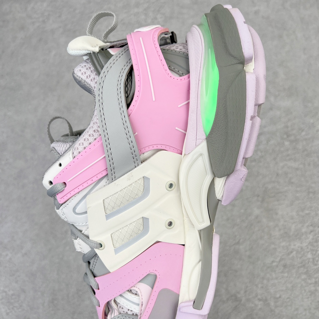 图片[7]-💰460 ＃VG零售版 BALENCIAGA Track Led Trainers 巴黎世家复古灯鞋潮流百搭老爹鞋 充电接口处在Track下方电池容量：单次充电满充可使用16-20小时 在后跟位置增加了可充电 LED 灯带的部分 只需单击「Track」键即可点亮 并设有红、黄、蓝、绿、紫等 11 种不同的灯光模式 大大增加了鞋款的吸睛度 而电量耗尽之后则需要通过附赠的充电线进行充电 成份：47%涤纶 40%聚氨酯纤维 13%Nylon 采用尼龙和网眼布制成 100%不含皮革 尺码饰于足尖 鞋后跟压印Track字样 外底正面压印BB标识 外侧印有Balenciaga印花 鞋舌压印Balenciaga标识 双鞋带以常规方式打结 后帮及鞋舌配有拉环鞋提 动态鞋底设计 为双脚带来后续的助力 50毫米鞋弓 水洗做旧风格 中国制造 此商品提供Balenciaga防尘袋和包装盒 全套原纸板楦头开发 最原汁原味的灵魂版型 全鞋荧光划线卡点 胶水把控整洁度追求极致完美 每一双都是工艺品 多重QC质检 超越公司货的品控标准 实实在在的免检产品 原盒原配 正确字体电绣 粗细、位置、大小正确 侧边TPU 透气孔匹配意产原版 正确分离大底 TPU软底 原版一致大底LOGO 立体感十足 原厂皮料水洗做旧 采购原厂网纱 正常尺码 尺码：35 36 37 38 39 40 41 42 43 44 45 46 编码：by5936030-运动鞋