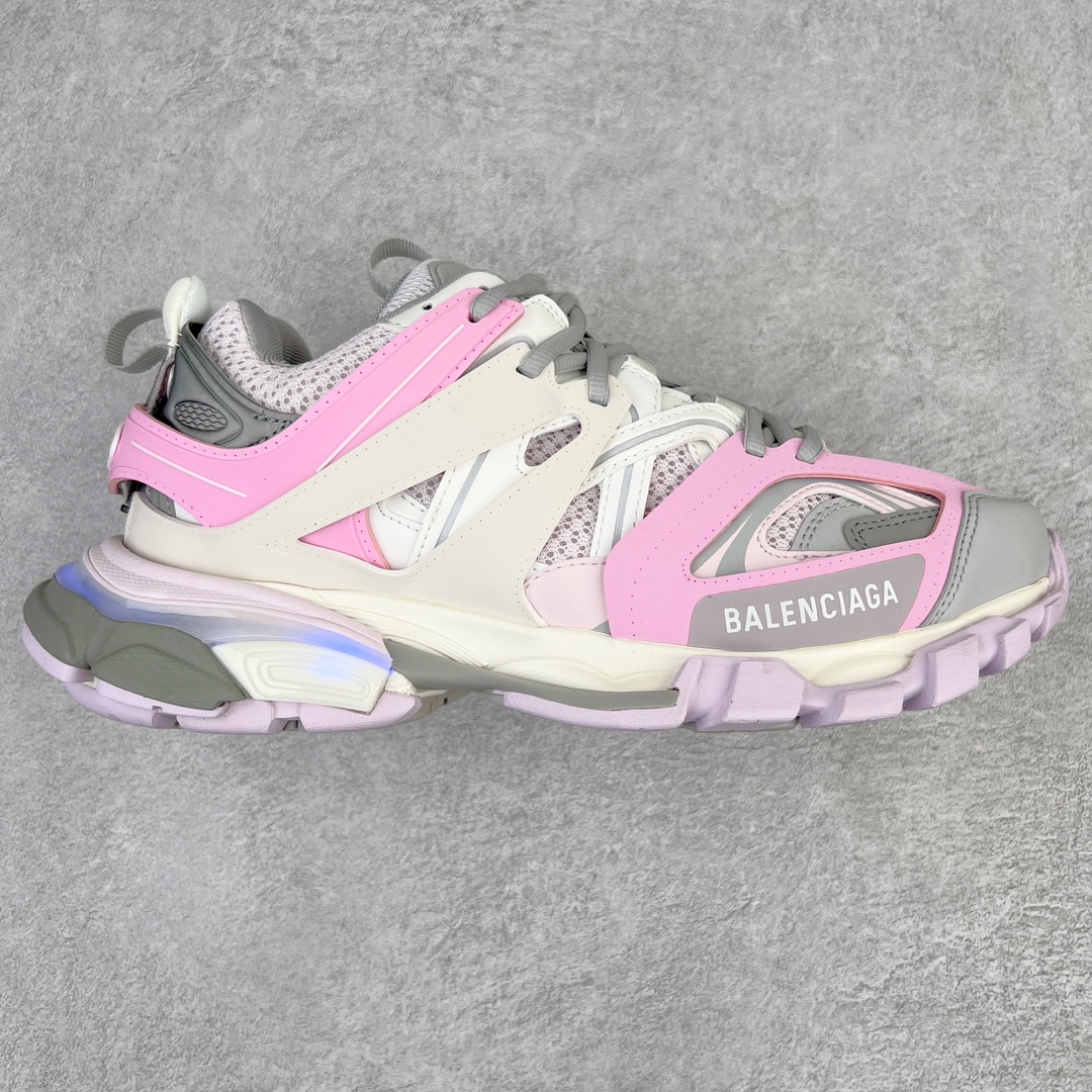 💰460 ＃VG零售版 BALENCIAGA Track Led Trainers 巴黎世家复古灯鞋潮流百搭老爹鞋 充电接口处在Track下方电池容量：单次充电满充可使用16-20小时 在后跟位置增加了可充电 LED 灯带的部分 只需单击「Track」键即可点亮 并设有红、黄、蓝、绿、紫等 11 种不同的灯光模式 大大增加了鞋款的吸睛度 而电量耗尽之后则需要通过附赠的充电线进行充电 成份：47%涤纶 40%聚氨酯纤维 13%Nylon 采用尼龙和网眼布制成 100%不含皮革 尺码饰于足尖 鞋后跟压印Track字样 外底正面压印BB标识 外侧印有Balenciaga印花 鞋舌压印Balenciaga标识 双鞋带以常规方式打结 后帮及鞋舌配有拉环鞋提 动态鞋底设计 为双脚带来后续的助力 50毫米鞋弓 水洗做旧风格 中国制造 此商品提供Balenciaga防尘袋和包装盒 全套原纸板楦头开发 最原汁原味的灵魂版型 全鞋荧光划线卡点 胶水把控整洁度追求极致完美 每一双都是工艺品 多重QC质检 超越公司货的品控标准 实实在在的免检产品 原盒原配 正确字体电绣 粗细、位置、大小正确 侧边TPU 透气孔匹配意产原版 正确分离大底 TPU软底 原版一致大底LOGO 立体感十足 原厂皮料水洗做旧 采购原厂网纱 正常尺码 尺码：35 36 37 38 39 40 41 42 43 44 45 46 编码：by5936030-运动鞋