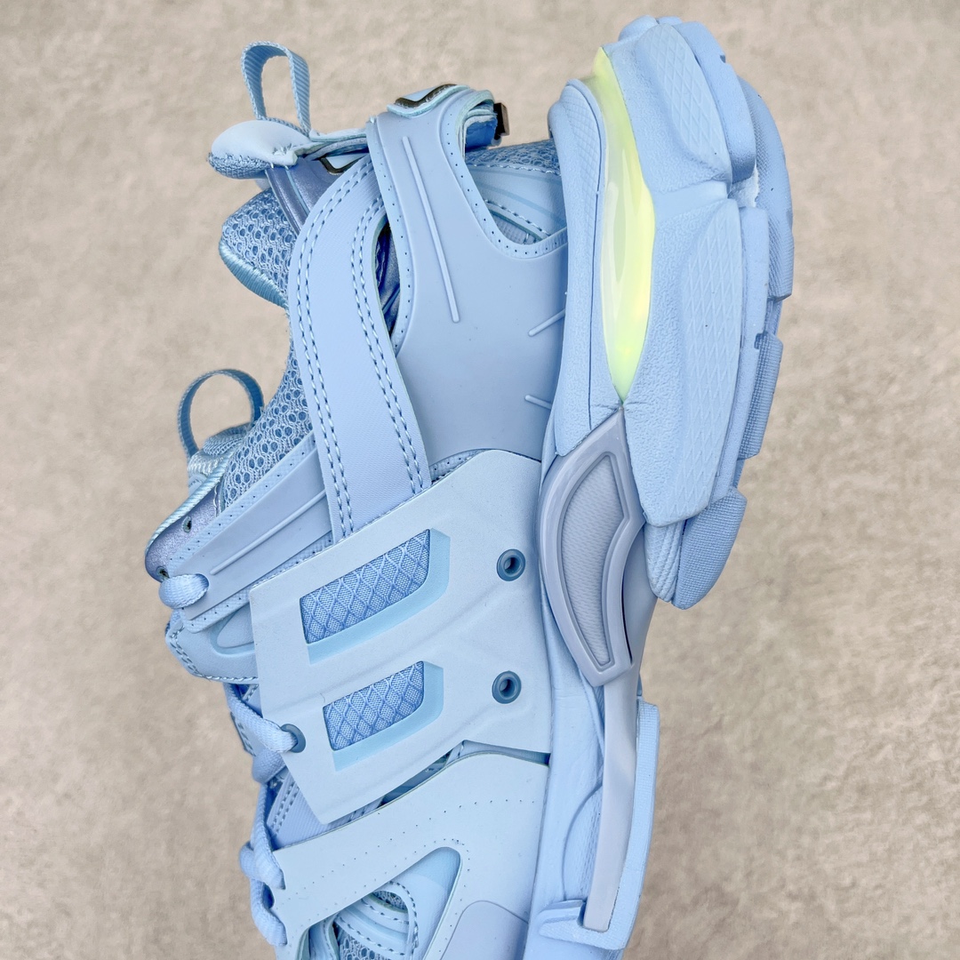 图片[7]-💰460 ＃VG零售版 BALENCIAGA Track Led Trainers 巴黎世家复古灯鞋潮流百搭老爹鞋 充电接口处在Track下方电池容量：单次充电满充可使用16-20小时 在后跟位置增加了可充电 LED 灯带的部分 只需单击「Track」键即可点亮 并设有红、黄、蓝、绿、紫等 11 种不同的灯光模式 大大增加了鞋款的吸睛度 而电量耗尽之后则需要通过附赠的充电线进行充电 成份：47%涤纶 40%聚氨酯纤维 13%Nylon 采用尼龙和网眼布制成 100%不含皮革 尺码饰于足尖 鞋后跟压印Track字样 外底正面压印BB标识 外侧印有Balenciaga印花 鞋舌压印Balenciaga标识 双鞋带以常规方式打结 后帮及鞋舌配有拉环鞋提 动态鞋底设计 为双脚带来后续的助力 50毫米鞋弓 水洗做旧风格 中国制造 此商品提供Balenciaga防尘袋和包装盒 全套原纸板楦头开发 最原汁原味的灵魂版型 全鞋荧光划线卡点 胶水把控整洁度追求极致完美 每一双都是工艺品 多重QC质检 超越公司货的品控标准 实实在在的免检产品 原盒原配 正确字体电绣 粗细、位置、大小正确 侧边TPU 透气孔匹配意产原版 正确分离大底 TPU软底 原版一致大底LOGO 立体感十足 原厂皮料水洗做旧 采购原厂网纱 正常尺码 尺码：35 36 37 38 39 40 41 42 43 44 45 46 编码：by5936030-运动鞋