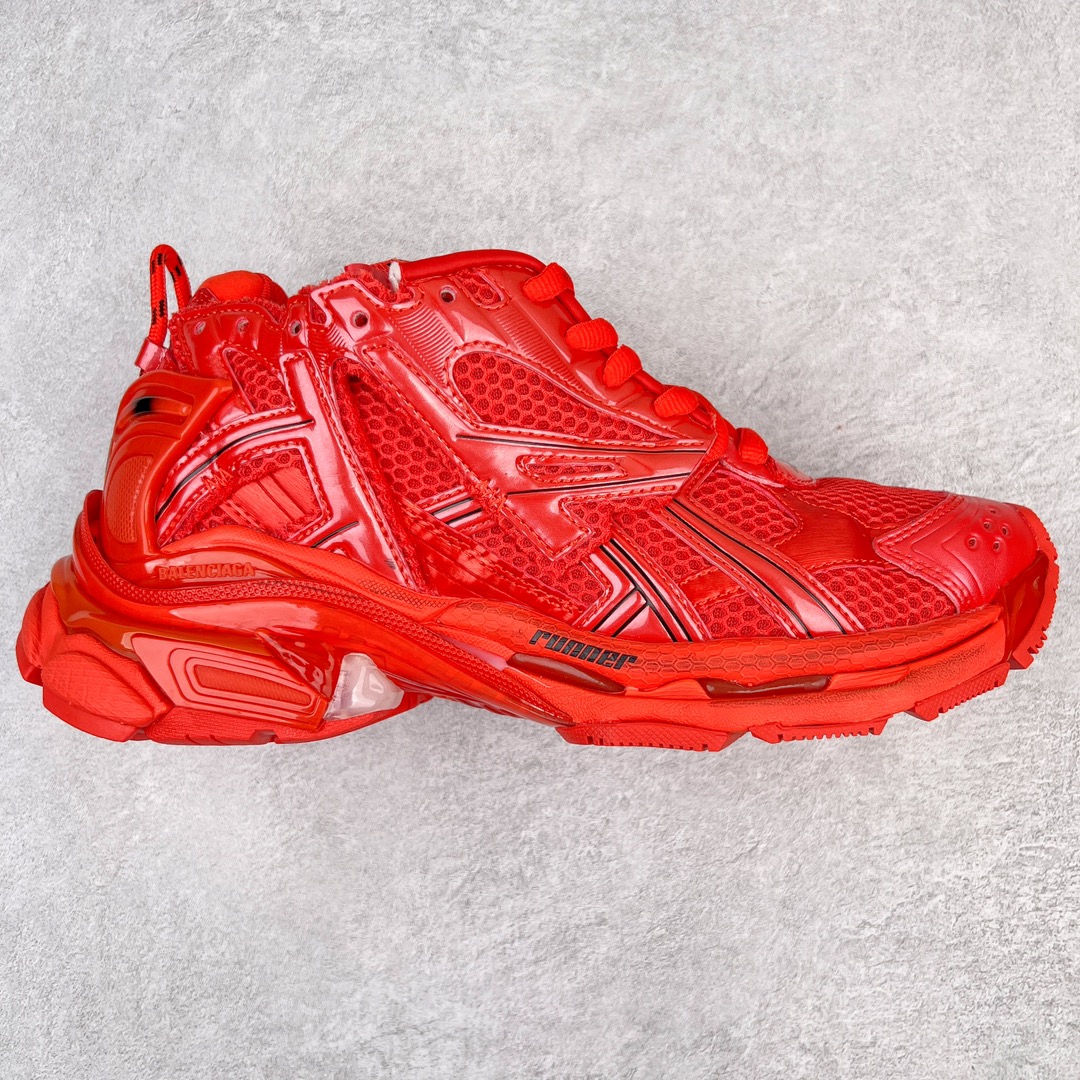 💰460 ＃VG零售版 BALENCIAGA Runner Sneaker 巴黎世家七代慢跑系列低帮复古野跑潮流运动鞋老爹鞋 尼龙和网布材质 磨损效果 鞋头边缘印有尺码 背面浮印尺码 外侧印有跑者徽标 鞋舌刺绣 Balenciaga 品牌标识 鞋跟背面 Balenciaga品牌标识 材质采用65%聚氨酯、35%聚酯纤维 全新 Runner 鞋型轮廓借鉴于 2000 年初的复古线条 搭载大网眼面料制成鞋面基础，由粉色、白色尼龍与橡胶质地覆盖鞋面诠释线条感 当中透过几道手缝线与折损痕更是精准的掌握历经时间淬炼的破旧痕迹 延续其手法至鞋领、鞋跟、鞋带、中底等部分均饰有破损及脏污之貌 尤其是鞋领处与鞋带孔眼条更是采用不规则做旧技术将内容物泡棉随机露出 尺码：35 36 37 38 39 40 41 42 43 44 45 46 编码：by5936030-运动鞋