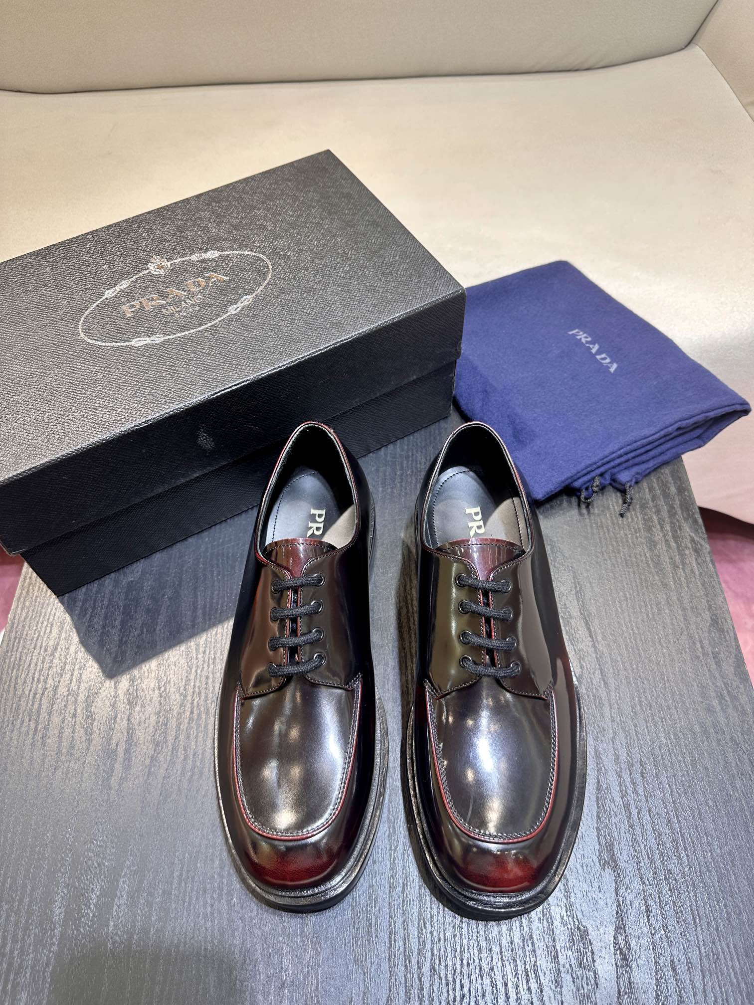 NO:270623,Prad* is a classic loafer made of Fumé effect shiny leather. Goodyear is fully handmade with genuine leather sole genuine leather extension strips and foamed bottoms. Size 39-44 (38.45 customized), prada,loafers19860909Prad*这款经典乐福鞋采用Fumé效果的亮面皮革制作.固特异全手工制作 真皮底 真皮延条 外加发泡底片颇为舒适. Size 39-44(38.45订做),,prada,loafers,Men's shoes