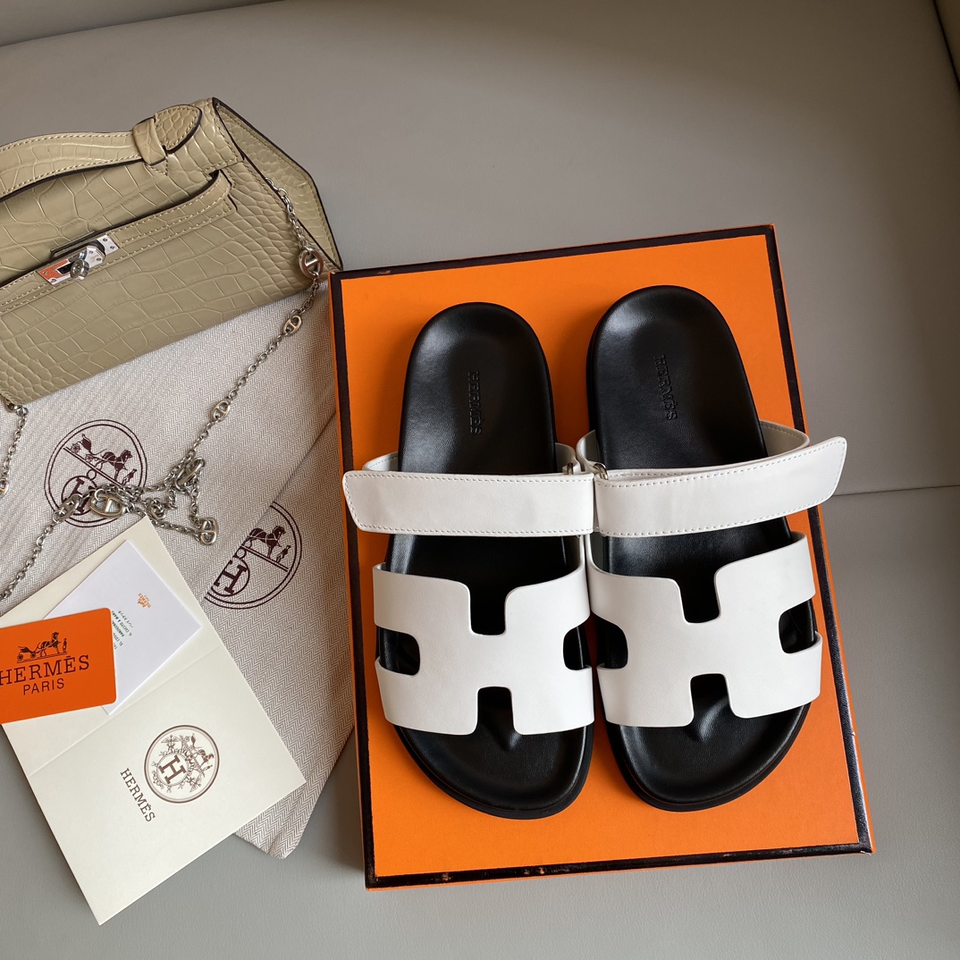 NO:229318,Herme* H home chypre Velcro beach slippers Unexpectedly good looking Calfskin functional sandals, paired with ergonomic rubber sole and adjustable straps. Simple and smooth design, creating a comfortable and casual look. The upper is imported calfskin/sheep skin, imported water dyed beef, imported mixed-bred sheepskin footbed, Tpu anti-slip wear-resistant sole is soft and very comfortable. Size women 35-41 men 42-45, slippers, hermes, sandals, slippers, cowhide, sheepskin, sheep19860909Herme* H家 chypre魔术贴沙滩拖鞋 出乎意料的好看 小牛皮机能风凉鞋,搭配人体工学橡胶鞋底和可调节袢带. 设计简约流畅,打造舒适休闲造型 鞋面为进口小牛皮/羊京皮,进口水染牛里,进口混种羊皮垫脚,Tpu防滑耐磨大底软软的非常舒服 Size女35-41 男42-45,拖鞋,hermes,sandals,slippers,cowhide,sheepskin,sheep,Women's Shoes