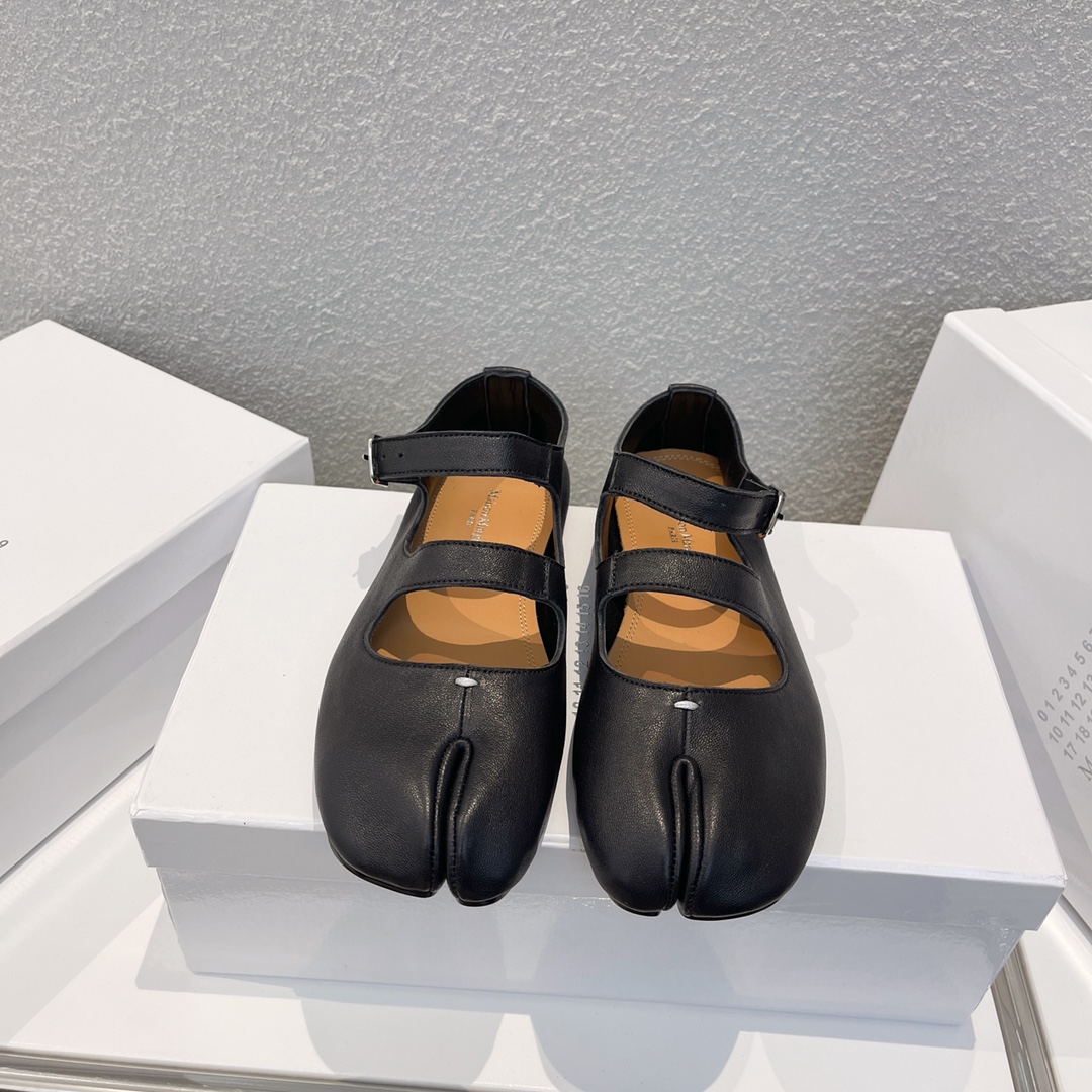 NO:694305,MM6 Margiela's new split-finger shoes are truly handmade shoes. Ugly and cute comfortable forest-style Mary Jane shoes are truly handmade!  Imported soft lambskin surface/sheepskin lining, tiptoe leather outsole. 290 35-39 (40 fixed), split-toe shoes, masion margiela, masion margiela, mary jane, sheepskin, Leather soles19860909MM6马吉拉新款分指鞋 真手工鞋 丑萌丑萌的舒适森系玛丽珍鞋 真手工打造！ 进口植柔小羊皮面/羊皮内里、踮脚 真皮大底.290 35-39（40定）,分趾鞋,masion margiela,masion margiela,mary jane,sheepskin,Leather soles,Women's Shoes