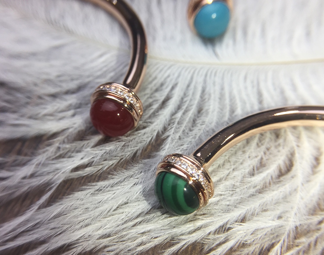 “Count Ossession’s Dynamic Rose Gold Bracelet with Colorful Jewels” - 图片 5