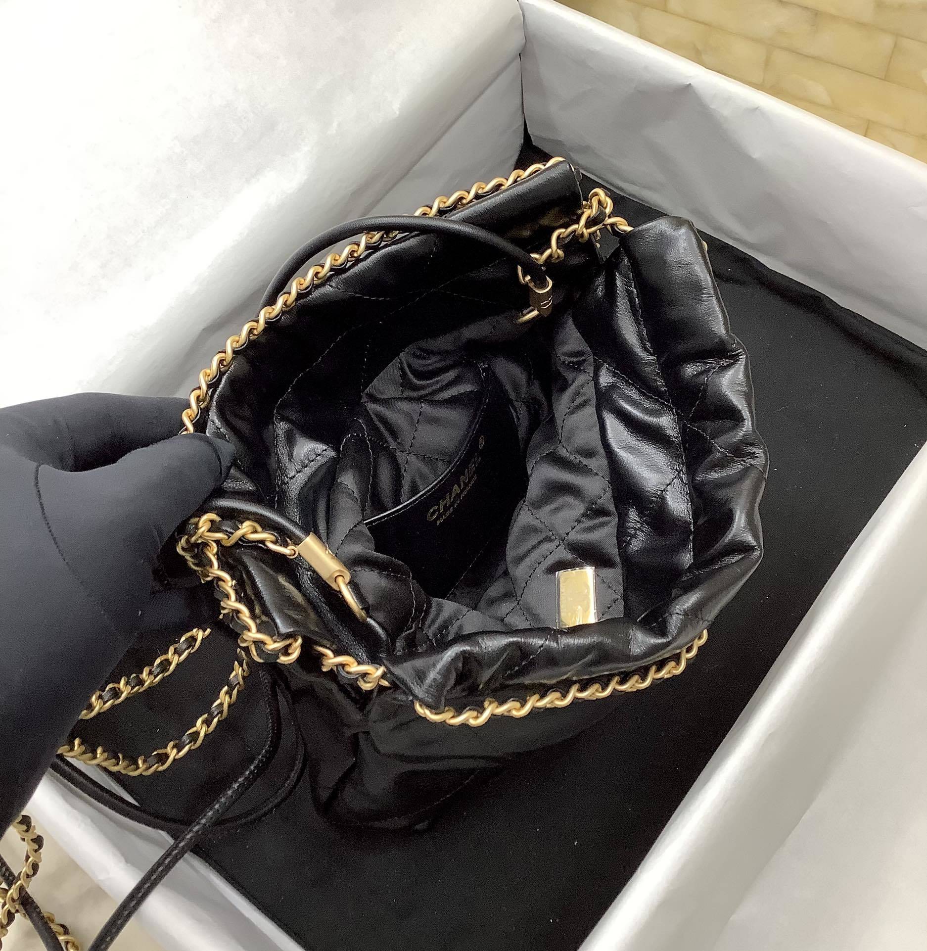 现货现货Ohanel23春夏新款mini22bag珍珠款的皮质是亮面皱纹牛皮有点油蜡皮的感觉五金logo
