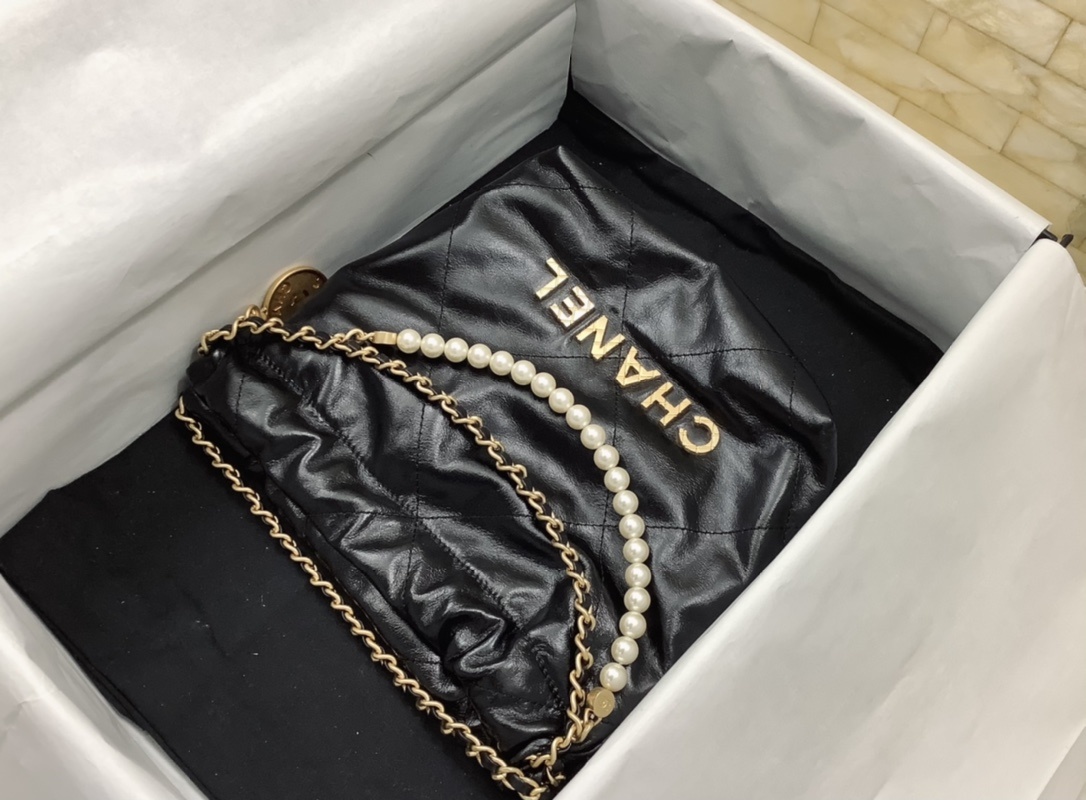 现货现货Ohanel23春夏新款mini22bag珍珠款的皮质是亮面皱纹牛皮有点油蜡皮的感觉五金logo