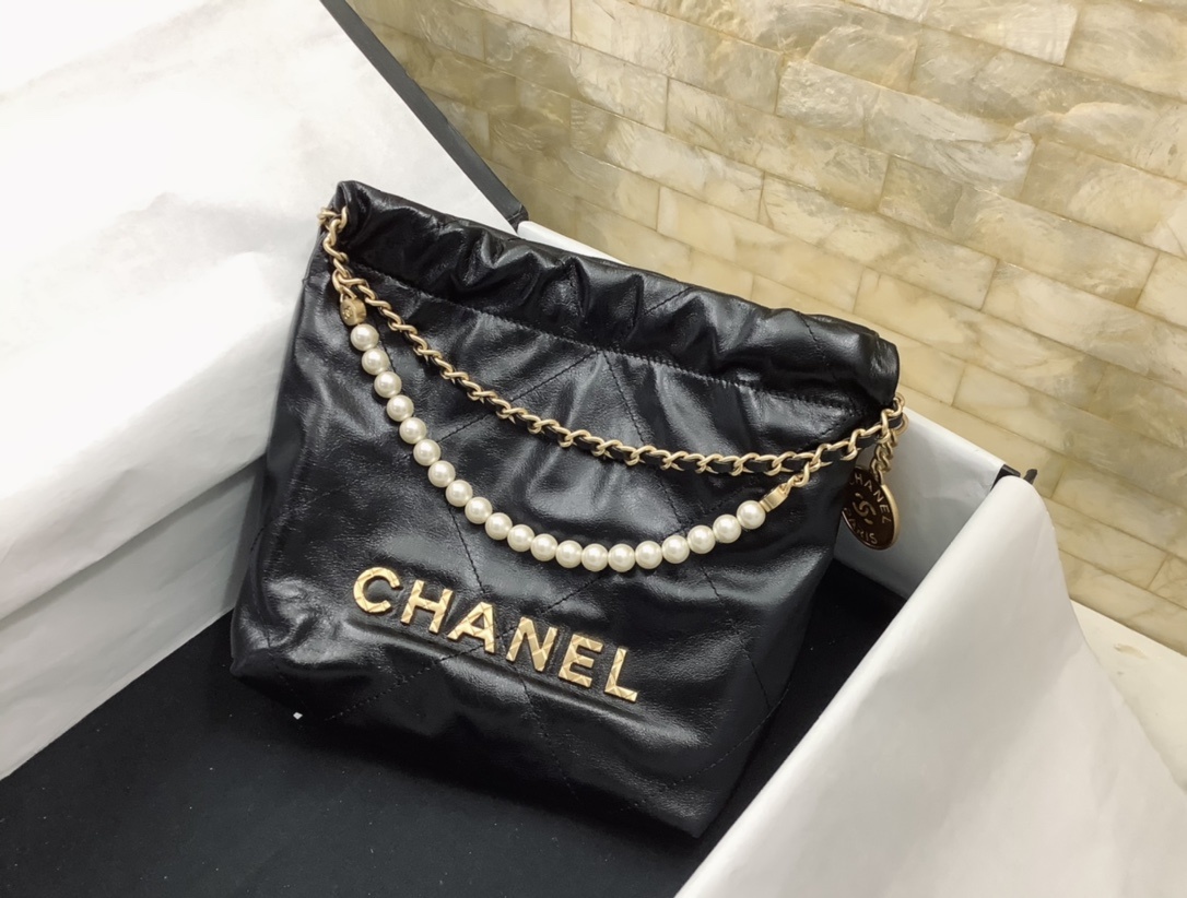 现货现货Ohanel23春夏新款mini22bag珍珠款的皮质是亮面皱纹牛皮有点油蜡皮的感觉五金logo