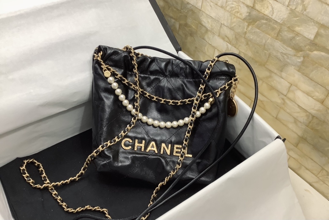 现货现货Ohanel23春夏新款mini22bag珍珠款的皮质是亮面皱纹牛皮有点油蜡皮的感觉五金logo