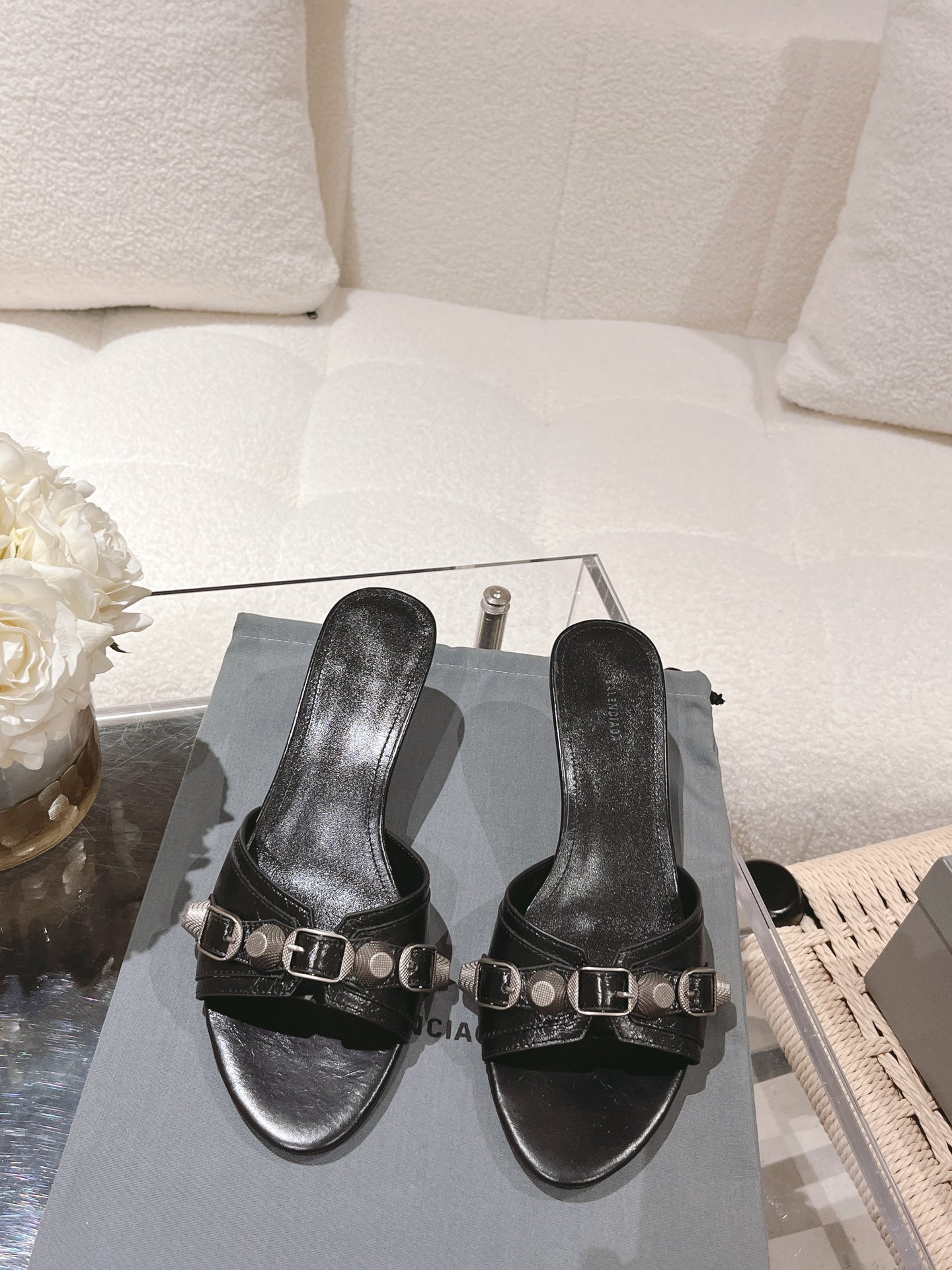 NO:486149,Hardware buckle Diamond buckle Balencaga BALENCA*A 25 new metal rivet sandals series!  This pair of CAGOLE slippers is made of the rivets on the lady slippers, and it is super punk. The street is so unique. INS hot product. The original version is purchased and opened with mold, customized upper, original cowhide, cowhide, and metal rivets are made of fully hand-locked metal rivets. All materials are consistent with the original craftsmanship. Full texture. Italian leather outsole size women's 35-40, high heels slippers, balenciaga, balenciaga, high heels, slippers, cowhide, Leather soles19860909五金扣 钻扣 巴黎世家 BALENCA*A 25新款金属铆钉凉拖鞋系列！这双CAGOLE拖鞋鞋型是淑女拖鞋上面的铆钉又超级朋克街头简直太别致了 INS爆款 原版购入开模,定制鞋面原版牛皮,牛皮包边大底 全手工锁金属铆钉打造 所有的材质与工艺原版一致 质感满满 意大利真皮大底 size女35-40,高跟鞋拖鞋,balenciaga,balenciaga,high heels,slippers,cowhide,Leather soles,Women's Shoes