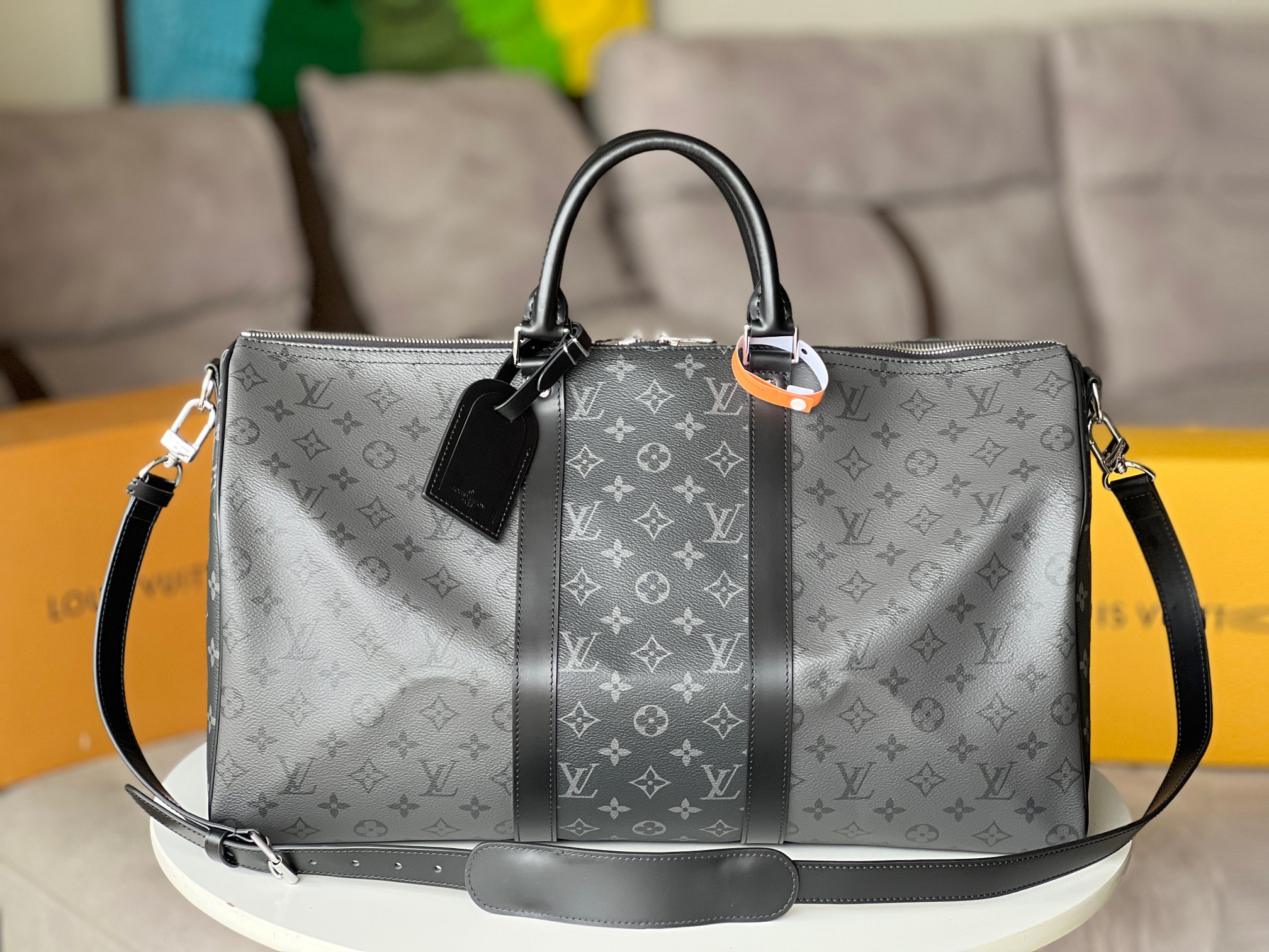 NO:212838,Original single M45392 KEEPALL BANDOULIRE 50 travel bag This Keepall Bandoulière 50 travel bag uses light Monogram Eclipse Reverse canvas instead of dark Monogram Eclipse canvas to create a bold and bold temperament. This classic soft travel bag is equipped with leather top handle and two belts on the side, which are all black, making it clear and recognizable. The luggage size on the body is abundant and the interior space is abundant. Size50.0 x 29.0 x 23.0 cm, LV [top original list], christian louboutin, louis vuitton, versace19860909原单M45392 KEEPALL BANDOULIRE 50 旅行袋 此款 Keepall Bandoulière 50 旅行袋以浅色 Monogram Eclipse Reverse 帆布替代深色 Monogram Eclipse 帆布,营造英气大胆的气质.此款经典柔软旅行袋配有皮革顶部手柄与侧边的两个皮带,悉为黑色,令其清晰可认.随身上机行李尺寸,内部空间充裕.size50.0 x 29.0 x 23.0 cm,LV【顶级原单】,christian louboutin,louis vuitton,versace,Bag