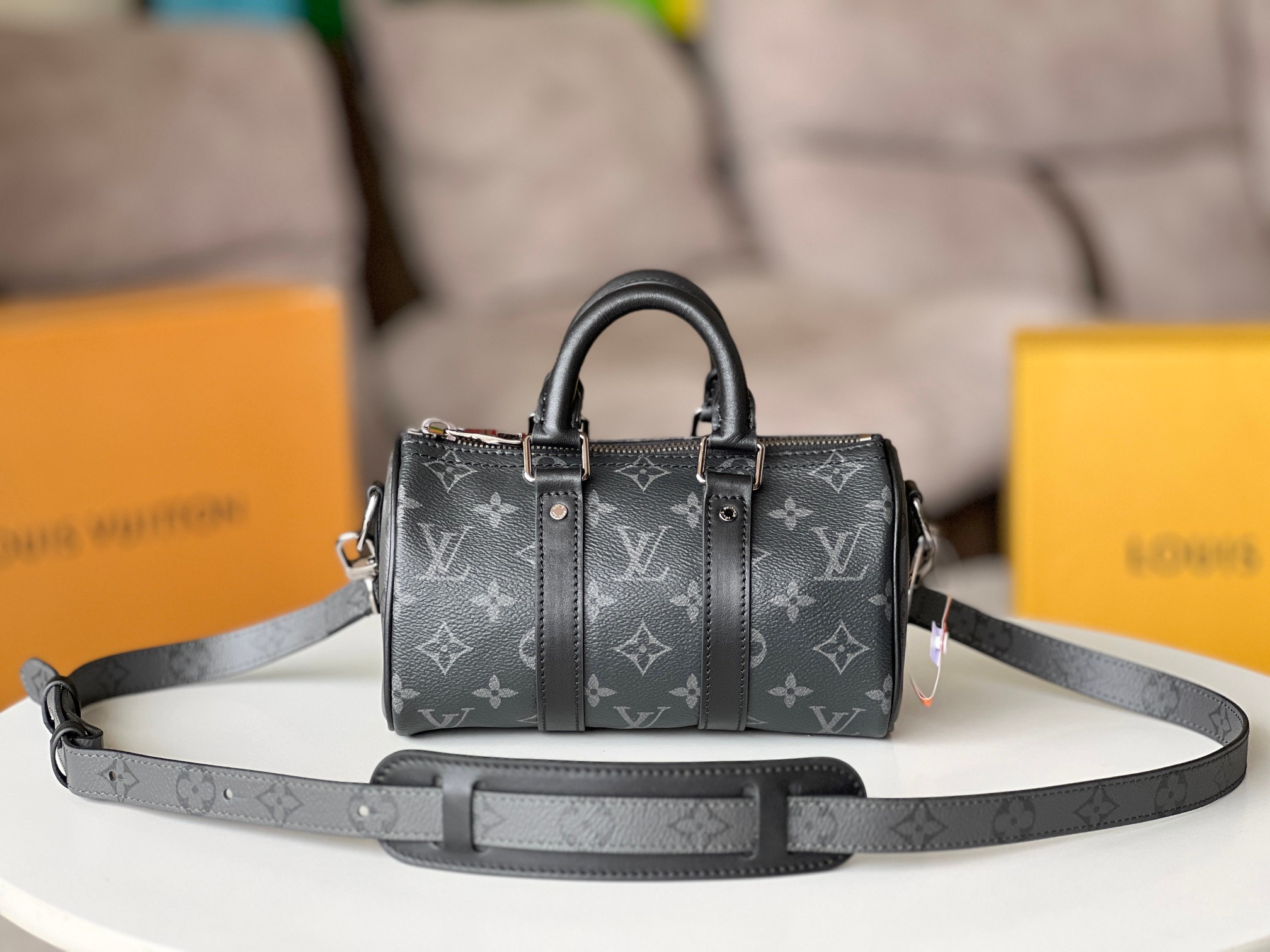 WE原单五金型号：M 本款 Keepall XS 手袋，非常适合女生背，男女同款，黑色老花非常帅气，最重要的是肩带可以调节，Monogram 涂层帆布一牛皮饰边一织物内衬一拉链封口一可拆卸，可调节肩带！！尺寸:  x  x  厘米。