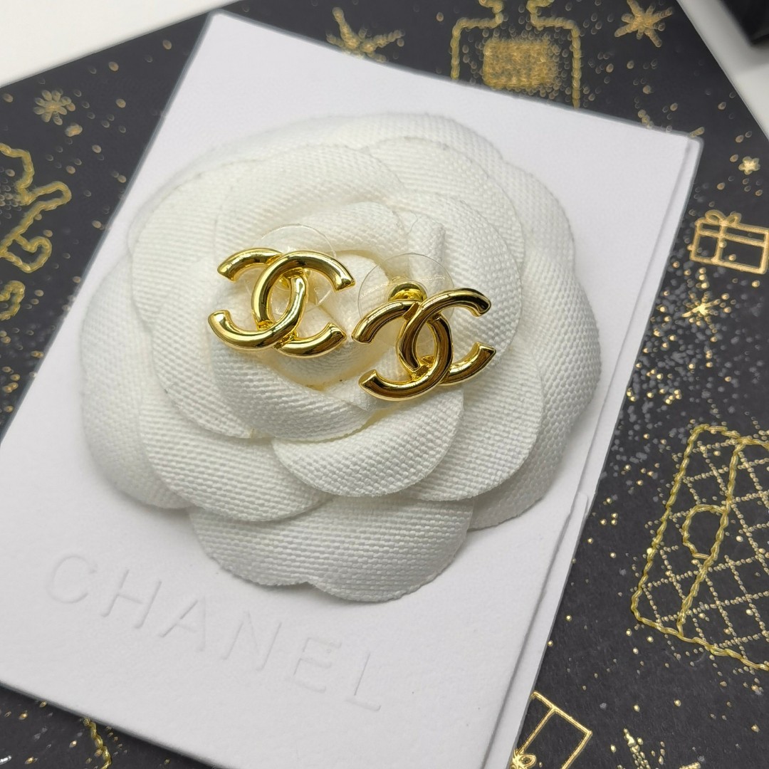 Chanel 卖疯了小香官网主推 精工版小香 最新 Chanel 光面字母耳钉耳环 字母新款