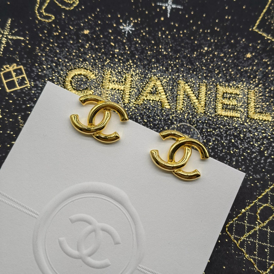 Chanel 卖疯了小香官网主推 精工版小香 最新 Chanel 光面字母耳钉耳环 字母新款