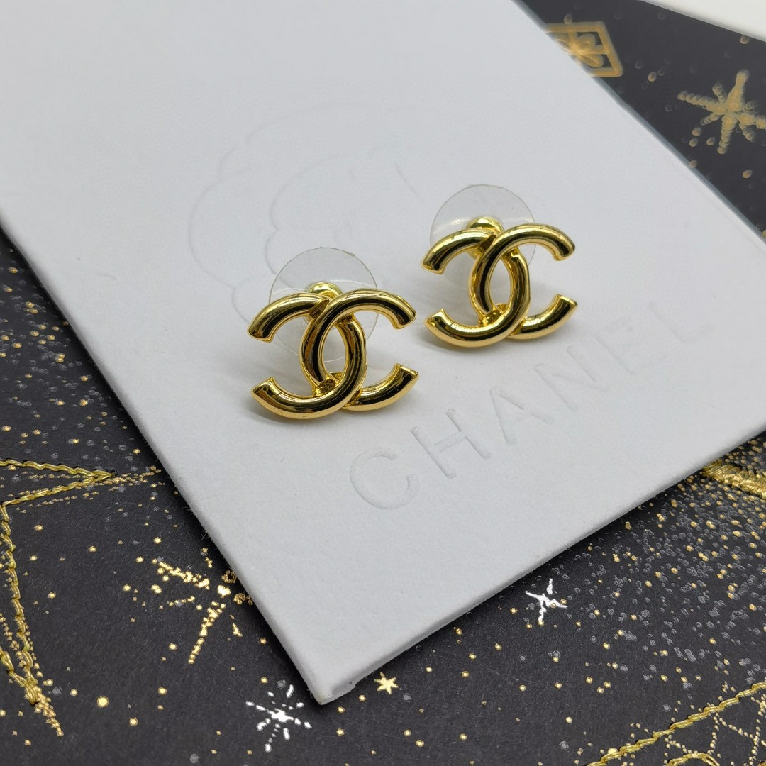 Chanel 卖疯了小香官网主推 精工版小香 最新 Chanel 光面字母耳钉耳环 字母新款