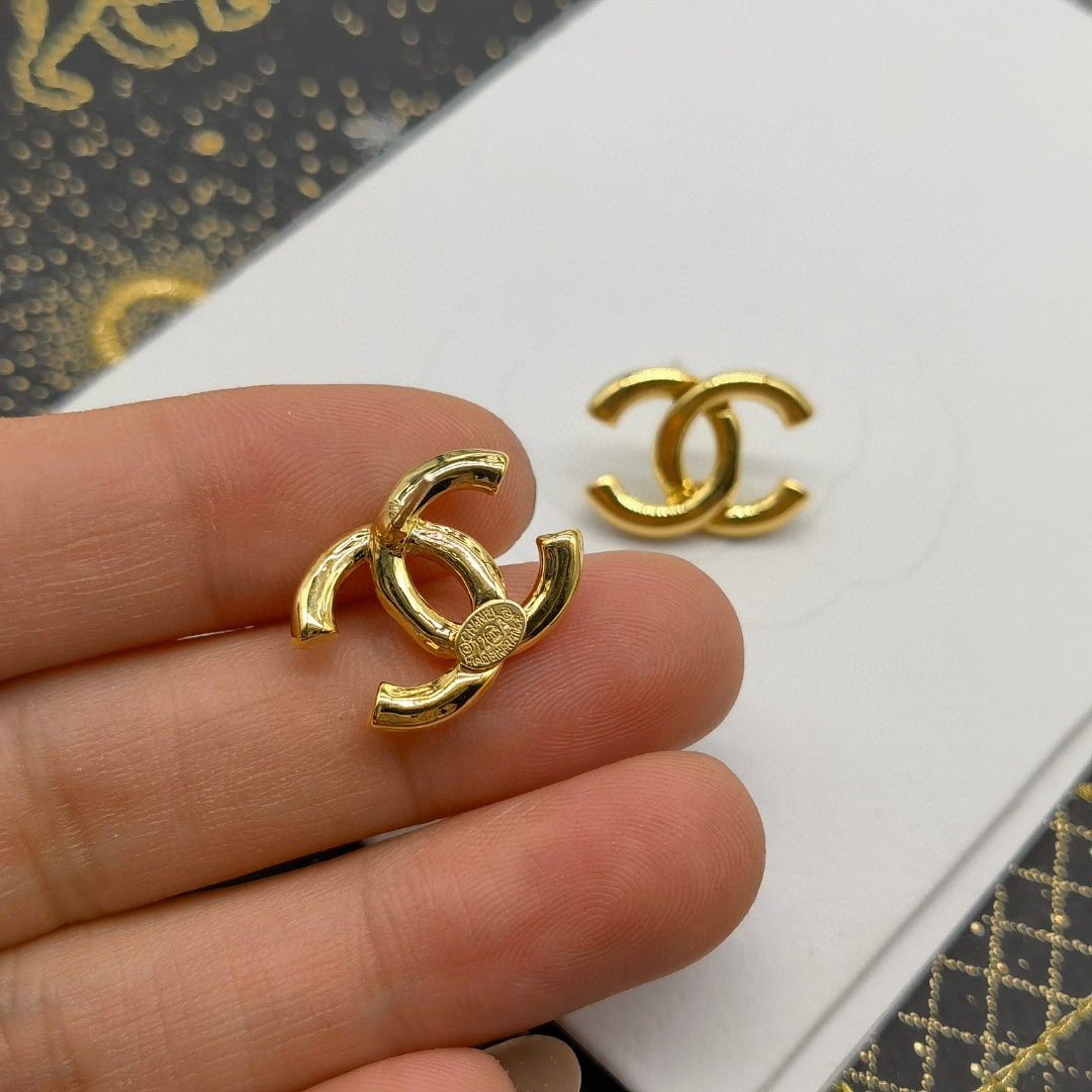 Chanel 卖疯了小香官网主推 精工版小香 最新 Chanel 光面字母耳钉耳环 字母新款