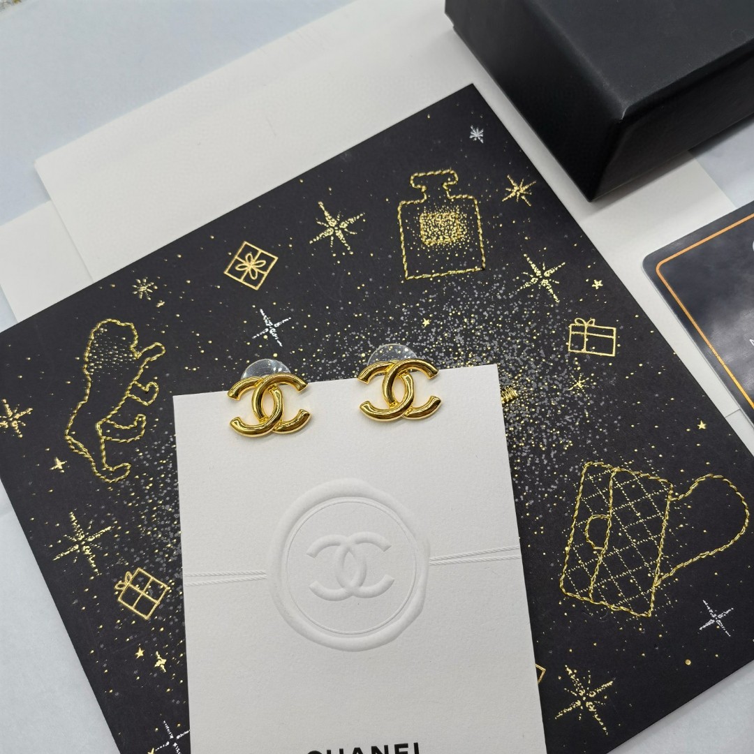 Chanel 卖疯了小香官网主推 精工版小香 最新 Chanel 光面字母耳钉耳环 字母新款