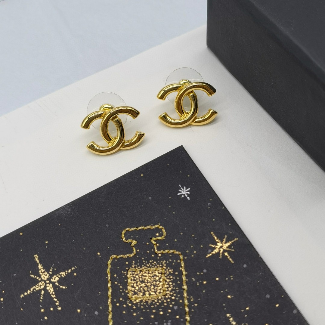 Chanel 卖疯了小香官网主推 精工版小香 最新 Chanel 光面字母耳钉耳环 字母新款