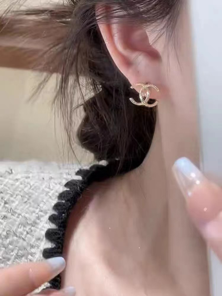 Chanel 卖疯了小香官网主推 精工版小香 最新 Chanel 光面字母耳钉耳环 字母新款
