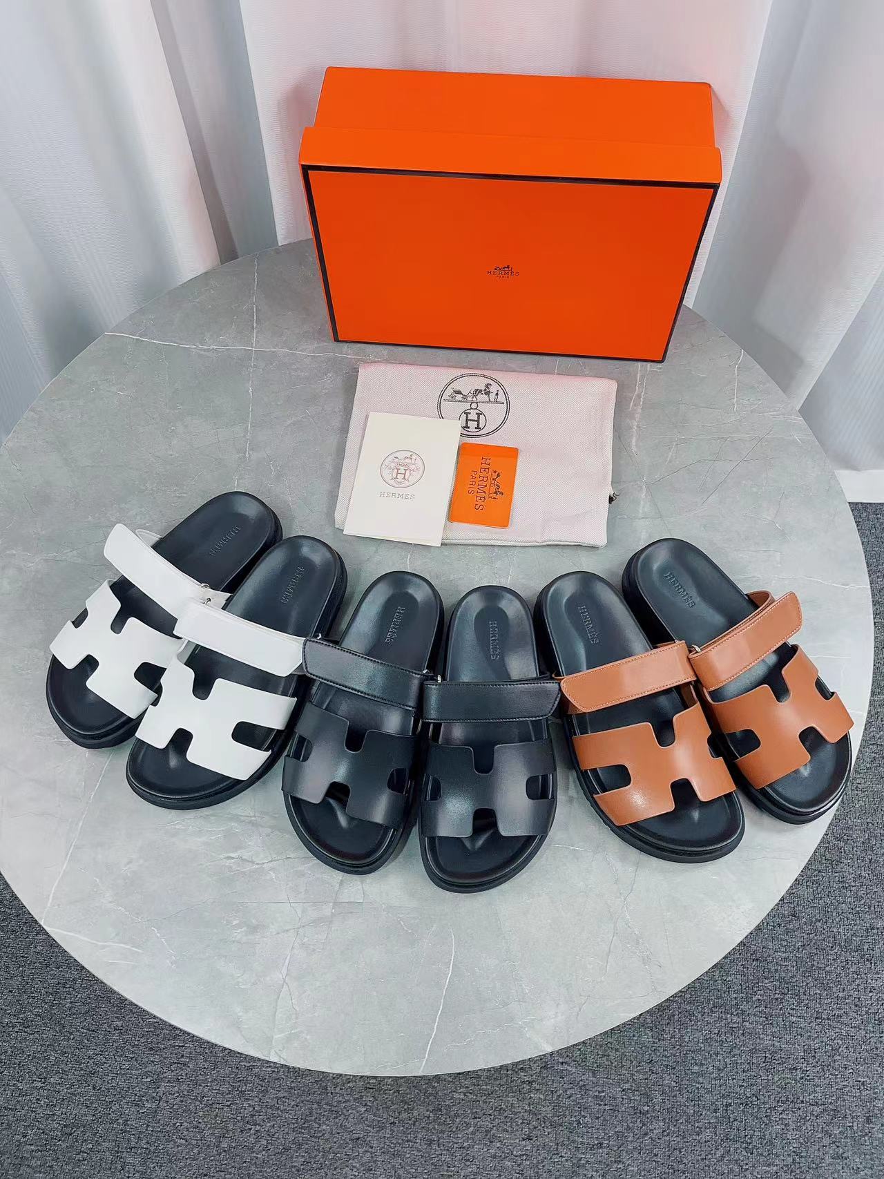 NO:225836,New Hermes Original genuine product developed, has been disassembled for a long time, debugging is now officially launched————Original model opening top version Restricted, low-key, luxurious and slim legs, very comfortable to wear, ins & Xiaohongshu many internet celebrities planted grass, shoes are super versatile, portray their goddess demeanor anytime, anywhere, imported calfskin imported inside, imported water dyed cattle footbed imported mixed-bred sheepskin original TPU anti-slip wear-resistant large sole original packaging Size 35-45, batch 180, slippers, hermes, slippers, cowhide, sheepskin19860909新款 爱马仕 原正品开发、历经时久拆卸 调试 现在正式上货啦————原版 开模 顶级版本 内敛低调奢华并且瘦腿、上脚非常舒服、 ins&小红书超多网红明星纷纷种草 鞋子上脚超级百搭 随时随地刻画自己的女神风度 鞋面进口小牛皮 内里进口水染牛里垫脚进口混种羊皮大底原版TPU 防滑耐磨大底原版包装 码数35-45,批180,拖鞋,hermes,slippers,cowhide,sheepskin,Women's Shoes