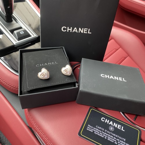 Elegantes Aretes Chanel con Diseño de Corazón y Doble C 1 Elegantes Aretes Chanel con Diseño de Corazón y Doble C