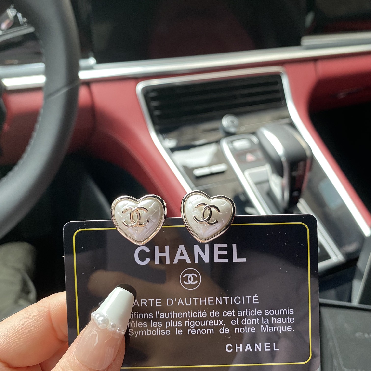 Elegantes Aretes Chanel con Diseño de Corazón y Doble C 5 a1684417931341 8712