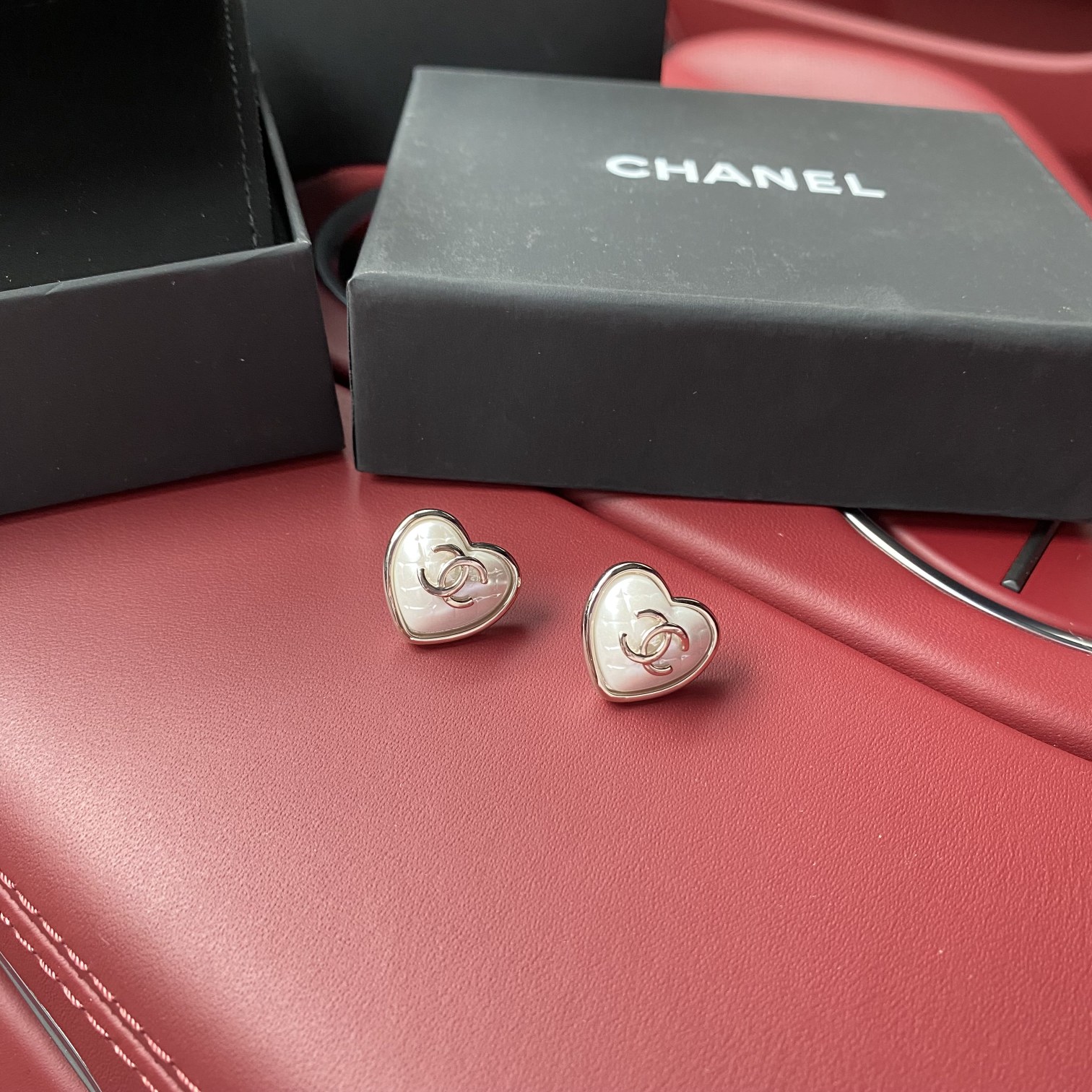Elegantes Aretes Chanel con Diseño de Corazón y Doble C 6 a1684417931498 7530
