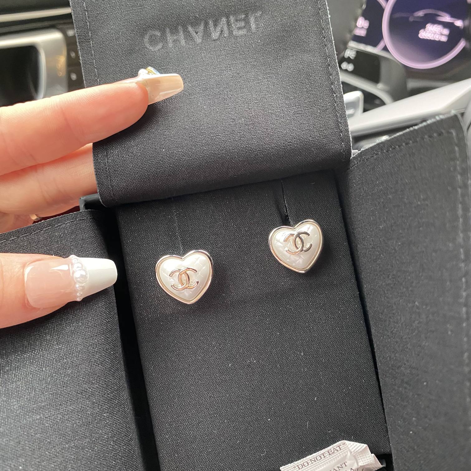 Elegantes Aretes Chanel con Diseño de Corazón y Doble C 8 a1684417931890 5782