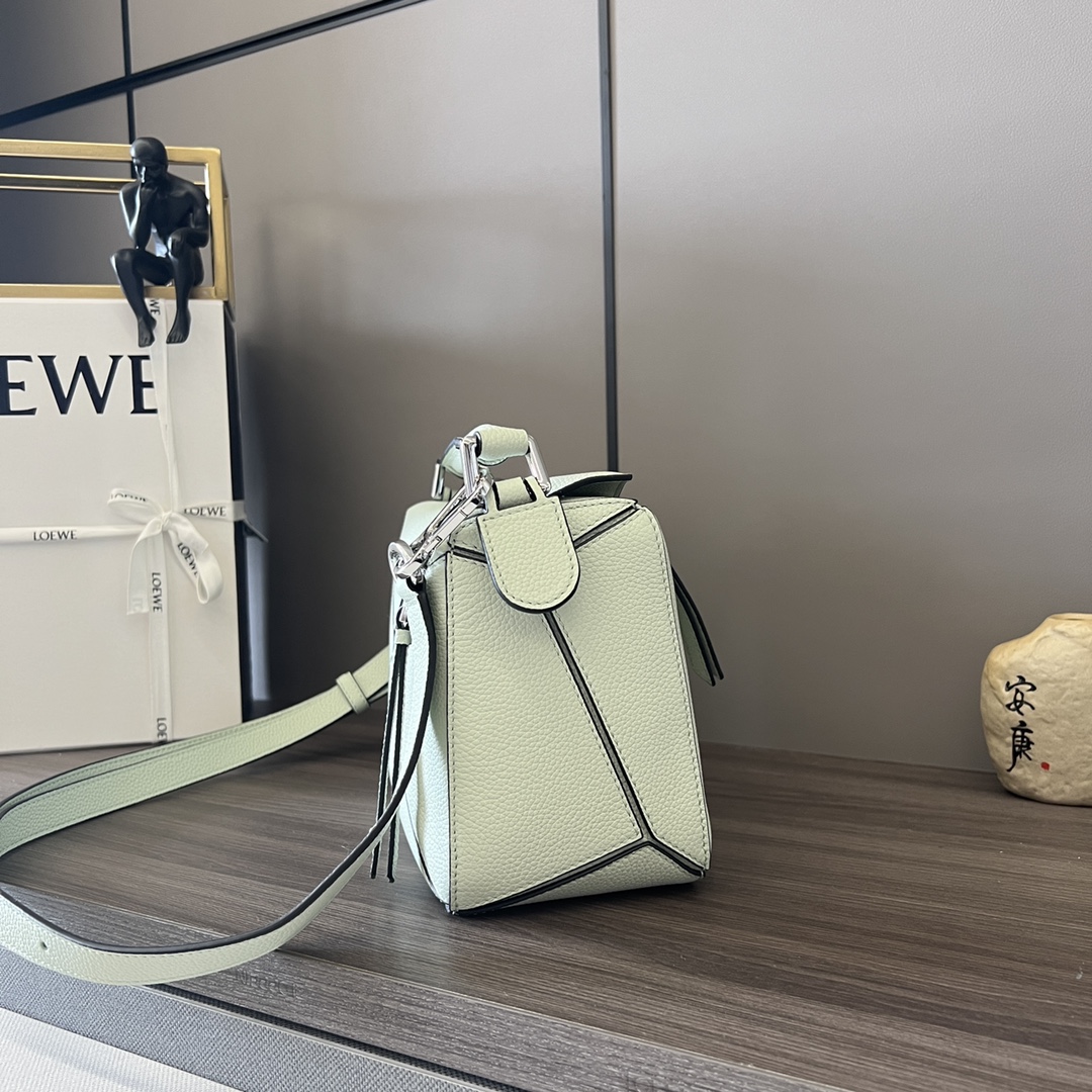 Loewe L⊚℮w℮ 小号粒面牛皮革Puzzle