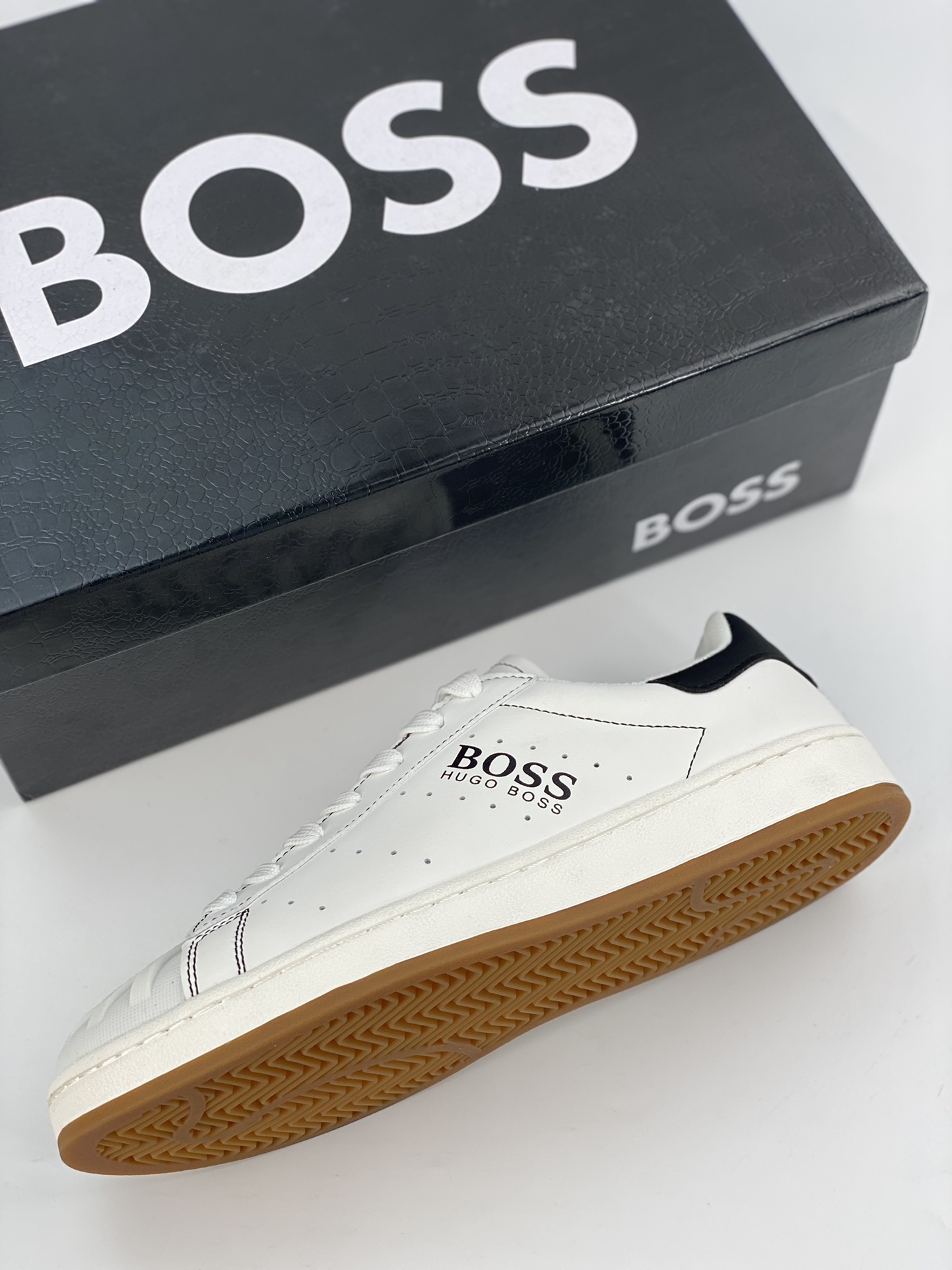 BOSS - Hugo Boss German high-end brand counter synchronized new models