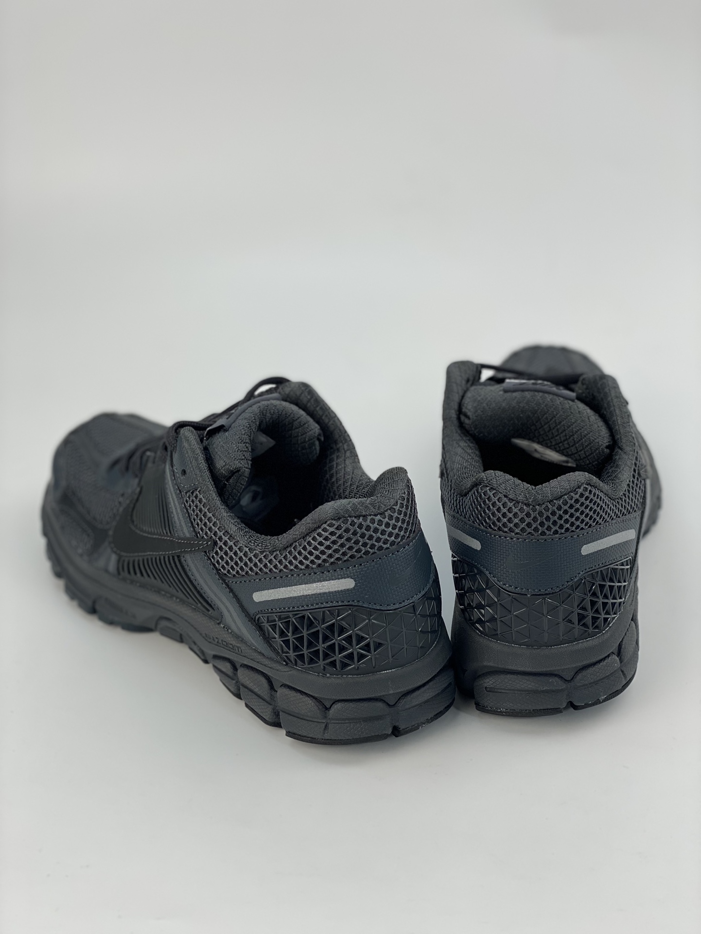 180 NIKE ZOOM Vomero 5 SP 复古风潮网面透气运动鞋  BV1358-002