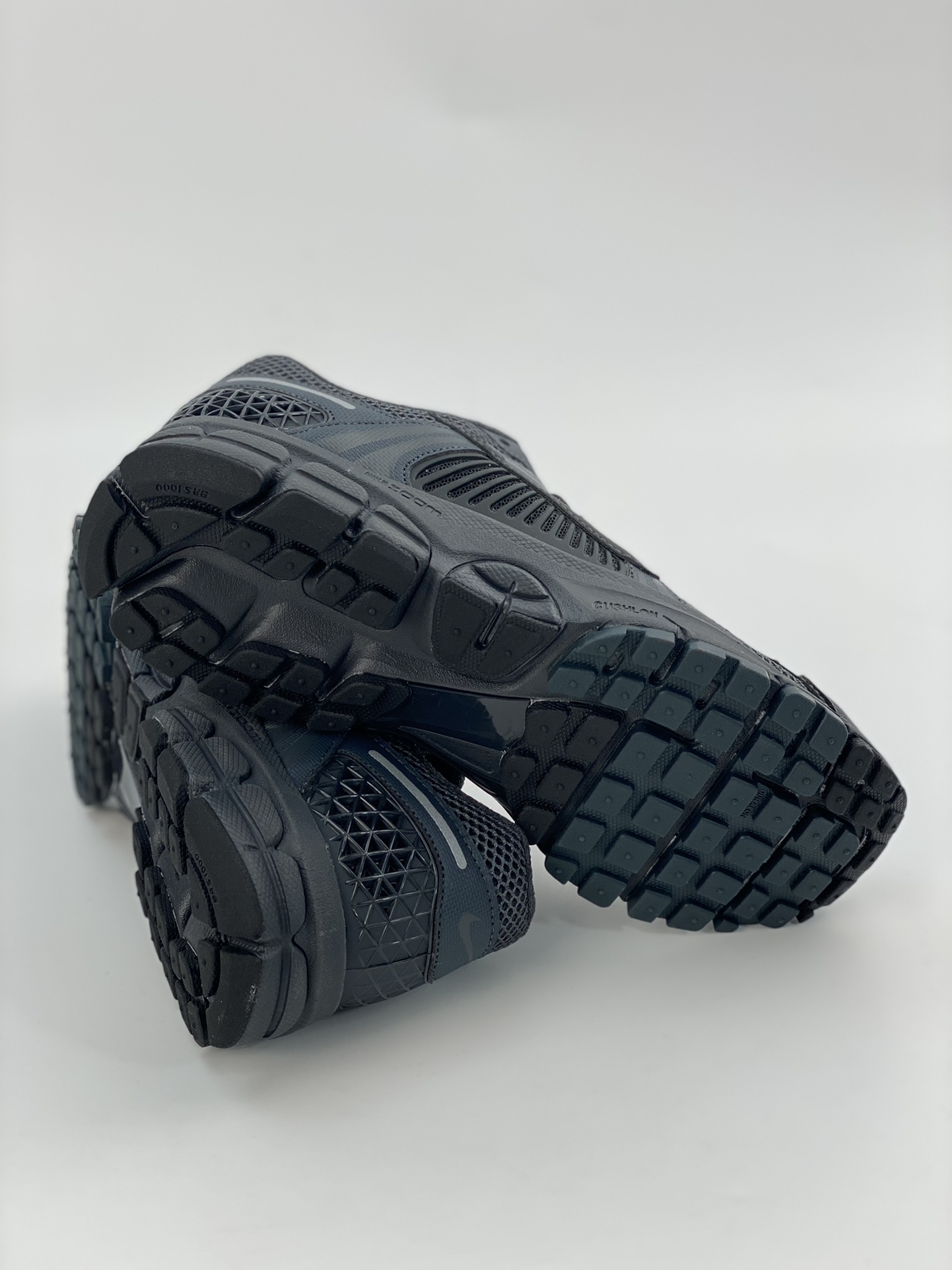 180 NIKE ZOOM Vomero 5 SP 复古风潮网面透气运动鞋  BV1358-002