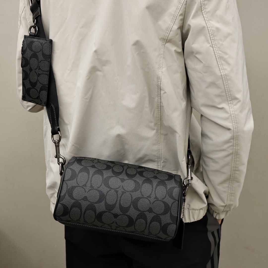 蔻驰新款二合一圆筒包💰260 经典酷帅的石墨色二合一设计,圆桶包型空间大且实用又时尚,搭配小包作为卡包和证件包使用,随便穿搭都很帅气。 规格:21*11.5*10cm