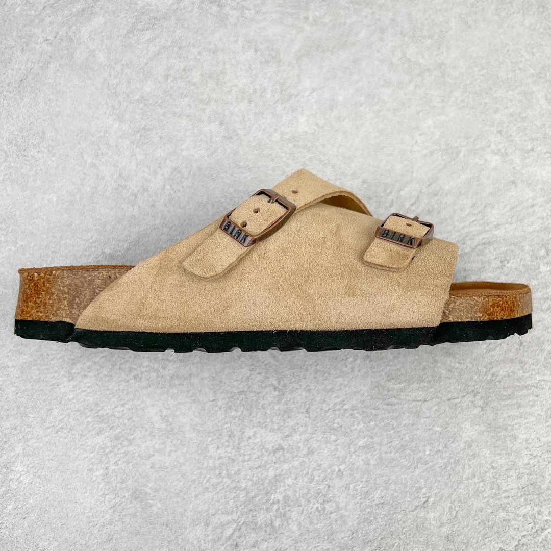 零售💰230 ＃DC Birkenstock Zurich 系列勃肯皮革绒面双扣时尚凉拖鞋 牛皮绒面革质地柔软 搭配可调节鞋扣提升穿着舒适度 人体工学设计分散脚部压力 保护脚踝 软木乳胶鞋床具有一定的收缩性 长时间穿着后能贴合脚型 EVA鞋底回弹性和抗张性力高 具有良好的防震、缓冲性  四季皆宜 柔软的鞋床采用额外的泡沫缓冲层 提供额外的舒适感和全天支撑 全网独家首发 源于德国的严谨工艺  牛巴戎面 中层松木 EVA 三层组合大底 优质牛皮面料五金扣 出口订单 尺码：35-44 编码：by2936030-运动鞋