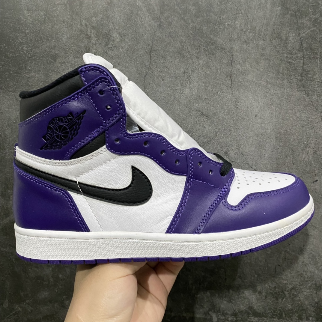 【纯原外贸版本】Air Jordan 1 High OG “Court Purple”白紫元年 货号：555088-500nn 外贸大厂出品 顶级纯原品质 上手即享受质感 工艺方面大到整体鞋型 漏斗收腰 底线拉帮 LOGO立体程度 小到针眼排布 载片对称 冲孔效果 鞋标规范 鞋垫背胶等等 无一不 是口碑收割 每双都是一个回头客！注意鞋带为正确渐变紫色，仅此一家💪🏻 Size：40 40.5 41 42 42.5 43 44 44.5 45 46 47.5-莆田鞋批发中心