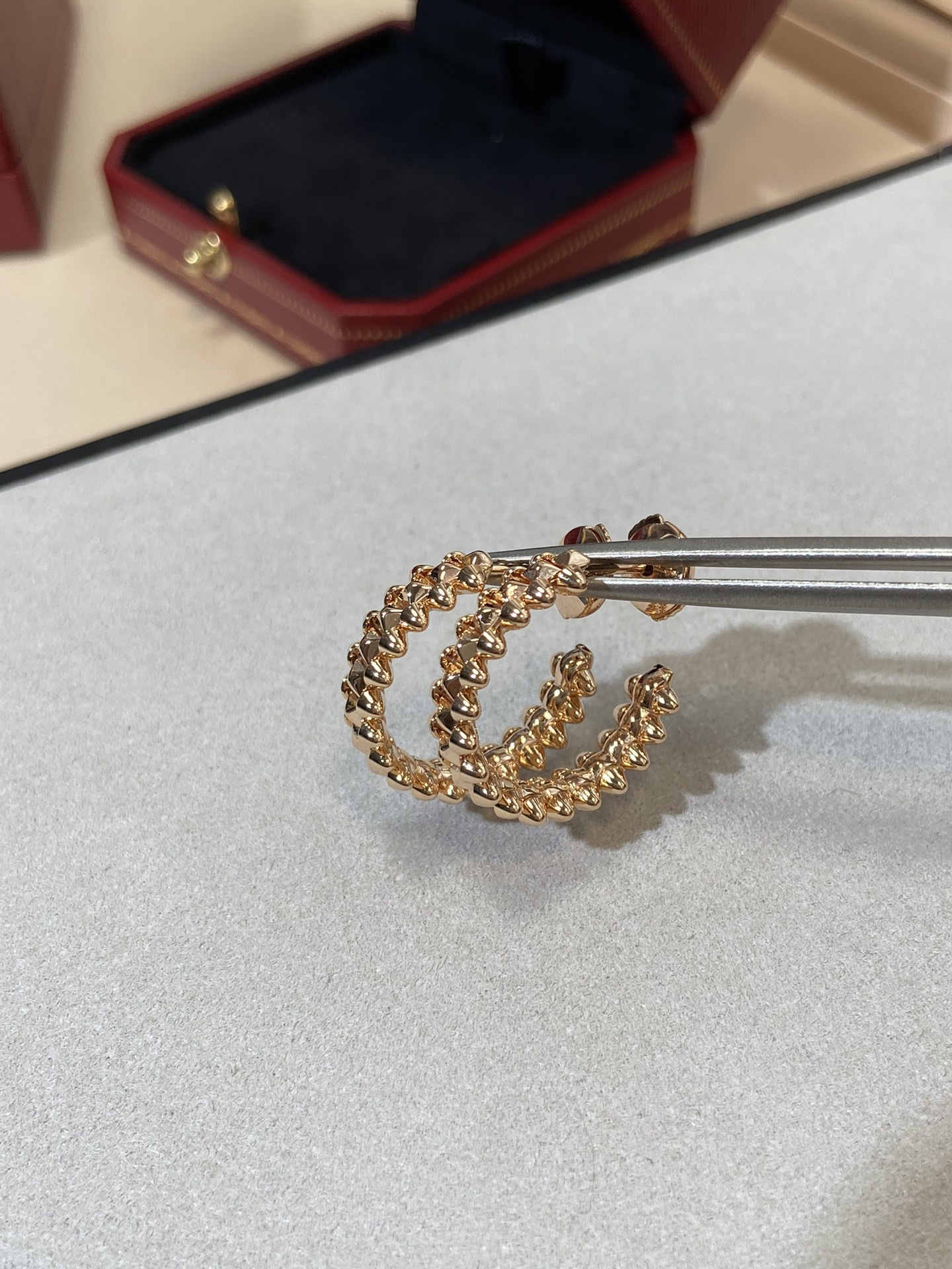 NO:688882,Small size 88240, large size 88300. This bracelet has a very neutral design with a little bit of flamboyance. As soon as this new model comes out, you can’t take your eyes away. This series breaks the traditional geometric shape and uses exquisite and complex jewelry craftsmanship. If you look closely, you can see the light shuttle through various rivets.  Between the studs and other elements, I have to admire the flawless craftsmanship. Moreover, although the rivet elements look sharp, they are extremely delicate and comfortable to wear! It feels really comfortable and will not get stuck, and the workmanship is really exquisite. Each small rivet on it can be rotated and is made of V gold.  1 meter thick gold plating, super color retention, bracelet, Cartier high-end jewelry19860909小号88240,大号88300,这款手镯是非常中性的设计,有点点张扬的设计,这个新款一出来,就移不开眼了,这个系列打破传统的几何造型,同时采用精湛复杂的珠宝工艺,仔细观察就能看到光线穿梭在各种铆钉饰钉等元素间,不得不感叹毫厘不差的工艺.而且,虽然是看着尖锐锋利的铆钉元素,但是佩戴起来却异常的细腻舒适!!真心上手舒适感完美,不会扎,而且做工真的很精致,上面的每个小铆钉都可以转动,采用V金材质 1咪厚金电镀 超强保色,,bracelet,卡迪亚高端饰品,Jewelry