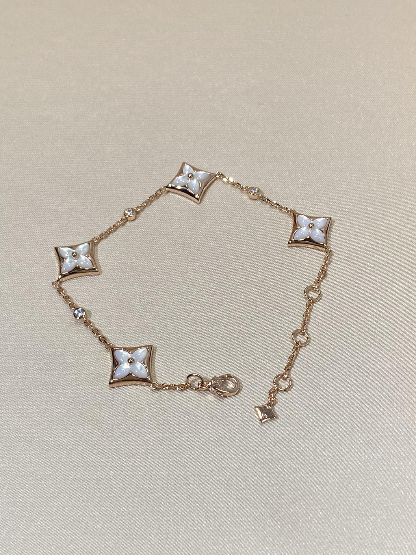 NO:633414,Baibei rose gold [produced by us] V gold Seiko upgraded version is really so beautiful, Z is 18K real gold and real diamonds!  The shell accessories next to the middle bead are all in a concave shape, while the four petals of the four-leaf clover are convex in the middle and concave on the four sides, which is equivalent to a four-leaf clover accessory.  88320,,Cardia high-end jewelry19860909白贝玫瑰金【我们出品】V金精工升级版本 真心是太美了,Z为18K真金真钻！ 中间圆珠位置旁边的贝壳配件都是一个内凹的形状,而四叶草的四个瓣却又是中间凸起,四边凹的造型,相当于一个四叶草的配件,凹凸有致,且上下起伏,非常非常的难做,中心位置又必须开一个孔位,这个四叶草的配件比起VCA的四叶草配件难度系数是高达10倍之多,我们也是找了不下5家车石头配件的,最后才做出来了Z的这种形状工艺 88320,,卡迪亚高端饰品,Jewelry