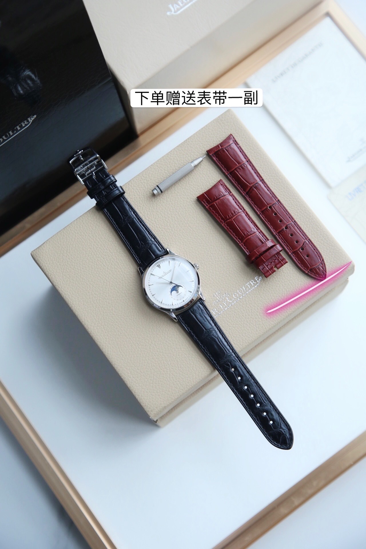 NO:142995,The top version of Jaeger-LeCoultre Moon Phase Master series, with a crocodile leather strap, the case diameter is 39mmX9.9mm and synchronizes with the original. The sub-disk at six o'clock has a double period display of the solar lunar calendar (moon phase) and the moon phase turns one round per month, and the function is the same as the original. It uses 9015 to change the Cal.925/1 movement of Jaeger-LeCoultre, and the function is 100% synchronized with the original self-produced movement. It moves stably and has a firm quality. It is observed from the side that there is a slight curvature. In order to achieve this effect, it takes time and effort to adjust the mold many times to ensure that the charm and feeling can be comparable to the original. Jaeger-LeCoultre, cowhide, crocodile skin19860909批 顶级版本 积家月相大师系列,配鳄鱼皮送牛皮表带,表壳直径39mmX9.9mm与原装同步.六点钟的子盘拥有阳历阴历（月相）双期显示,月相一月转一圈,功能和正品一致.采用9015改积家自产Cal.925/1机芯,功能百分百同步原装自产机芯.走时稳定,素质坚挺.从侧面观察腕表盘面发现有微微的弧度,为了达到这一效果,耗时费力多次调整模具,确保神韵和感觉能与原装相媲美.积家月相大师,满足您对月相的一切美好情怀.,,jaeger-lecoultre,cowhide,crocodile skin,Watch