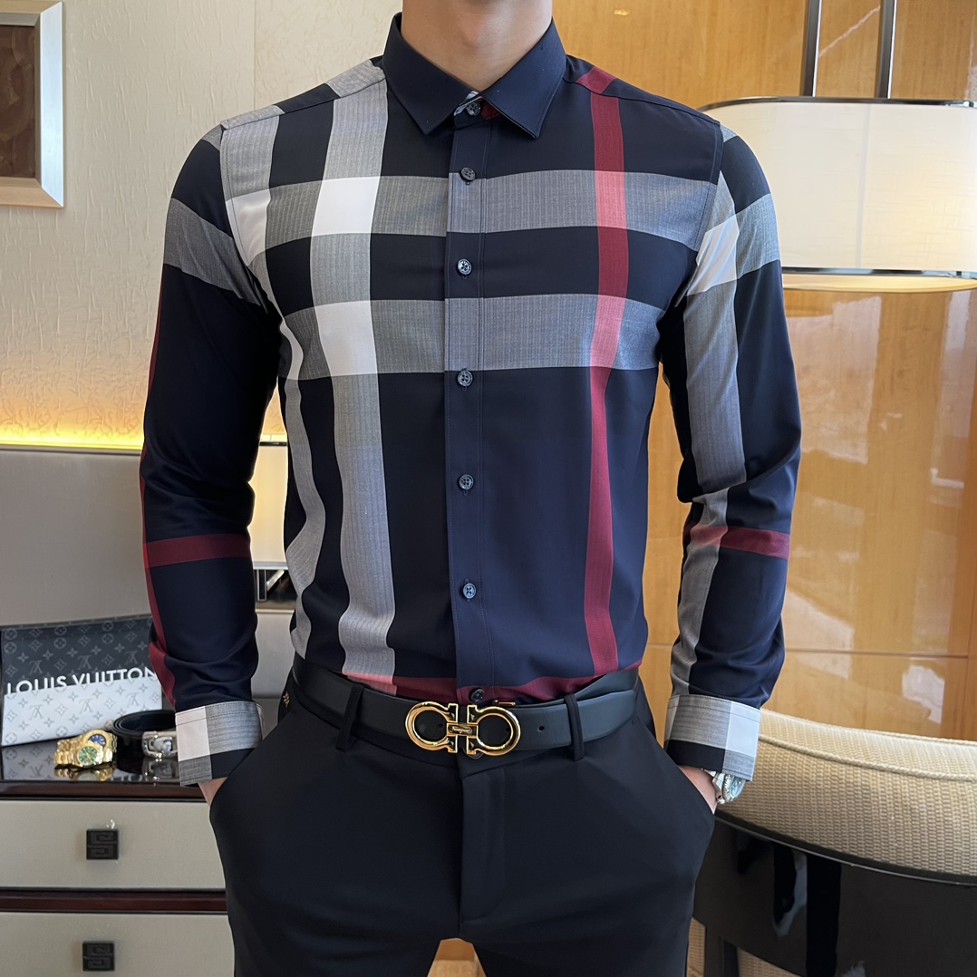 NO:623343,Burberry - 2025ss spring and summer fashion hot-selling short-sleeved shirts, sold through trading company channels, in perfect condition, classified as cabinet-level, predictably popular, advanced custom-made imported long-staple cotton fabric, master tailoring, invincible texture, excellent skin-friendly, very outstanding aesthetic design, exquisite craftsmanship, smooth lines, perfect match!  Easily upgrade your sense of fashion, with high recognition, great upper body effect, extremely sophisticated and rigorous workmanship, neat and meticulous wiring, it can be worn for business or daily leisure!  Counter sizes M-3XL (model weighs 178/145 pounds and wears size L), burberry, shirts, T-shirt, alexander wang19860909巴宝莉 - 2025ss春夏时尚大爆款短袖衬衫,贸易公司渠道货,品相完美如斯,属于入柜级别,可预见性的爆款,高级定制进口长绒棉面料,大师级剪裁,质感无敌,亲肤性极佳,非常出彩的美学设计,工艺精湛,线条流畅,完美搭配！轻松将时髦感进阶,有着高强辨识度,上身效果超赞,做工极为考究严谨,走线工整细致,商务抑或日常休闲均可搭配！专柜尺码 M-3XL（模特178/145斤穿L码）,,burberry,shirts,T-shirt,alexander wang,Men's clothing