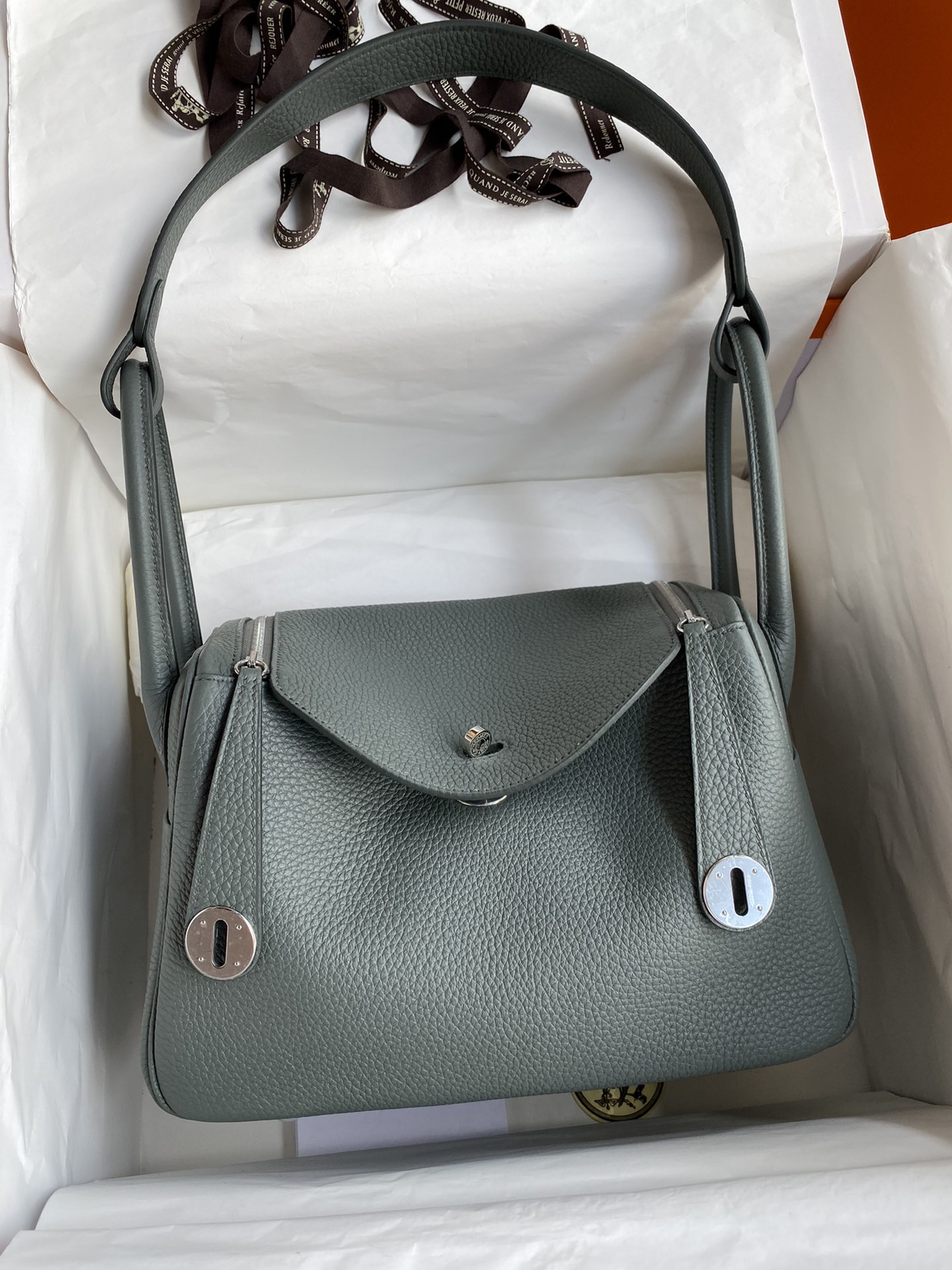 NO:763850,Lindy Lindy 26cm Original imported TC leather [almond green] silver buckle Counter synchronization Fully handmade beeswax thread sewing Pure steel hardware High-end customization Semi-hand in stock Spot in stock, Hermes, Hermes, Hermes,19860909Lindy 琳迪 26cm 原厂进口TC皮【杏仁绿】银扣 专柜同步 全手工蜜蜡线缝制 纯钢五金 高端定制 半手现货 现货 现货,爱马仕,hermes,Hermes,,Bag